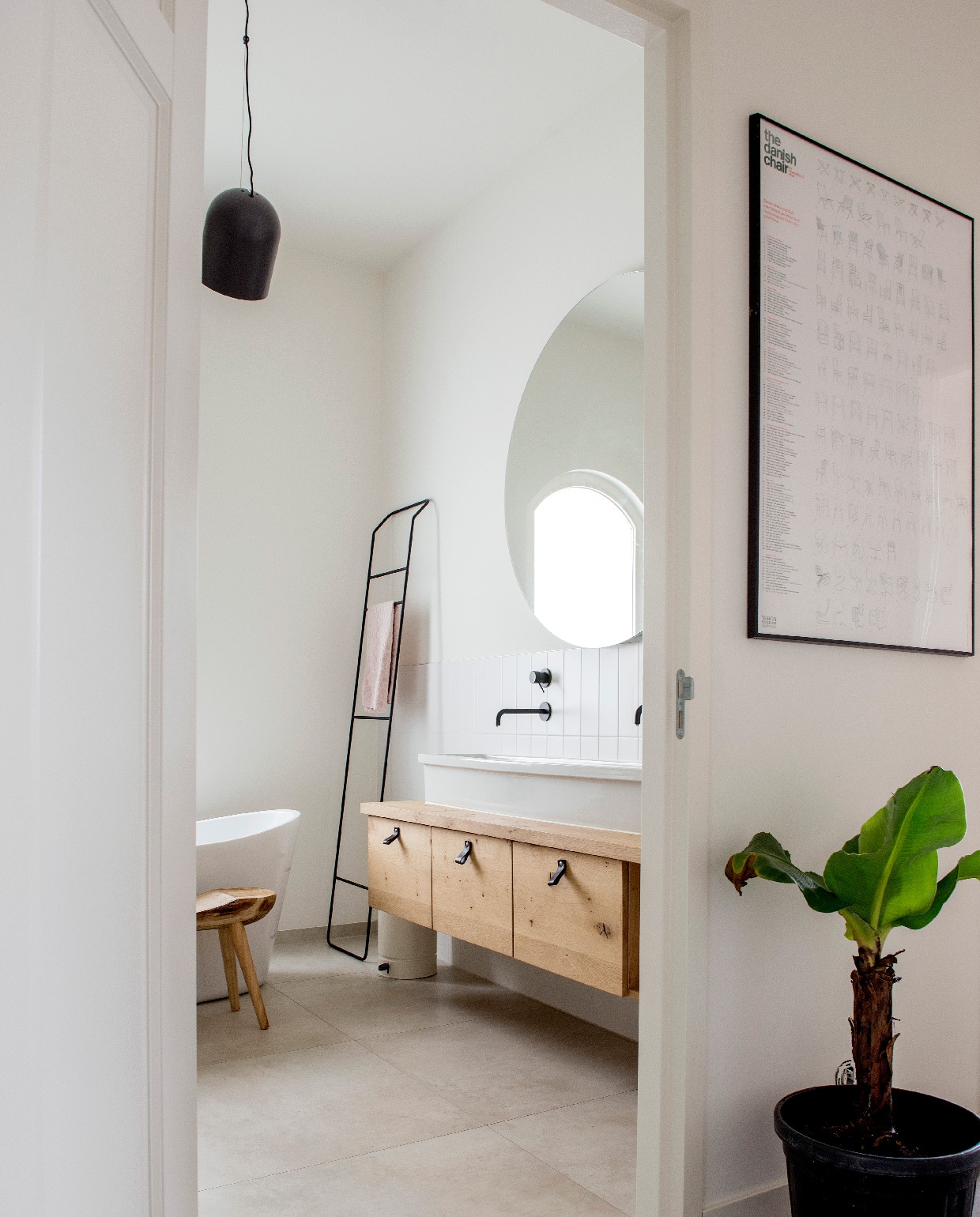 Tegels Hasta La kleur Bone van Tegels in Huis. Bad Spa Curved via Saniweb, houten bank en handdoekenrek via vtwonen.nl, lamp Kwantum. Houten wastafel gemaakt door aannemer Sanders &amp; Temmink met daarop een porseleinen wastafel uit een oude boerderij die Corrie via Marktplaats vond. Zwarte kraan Hornbach.
