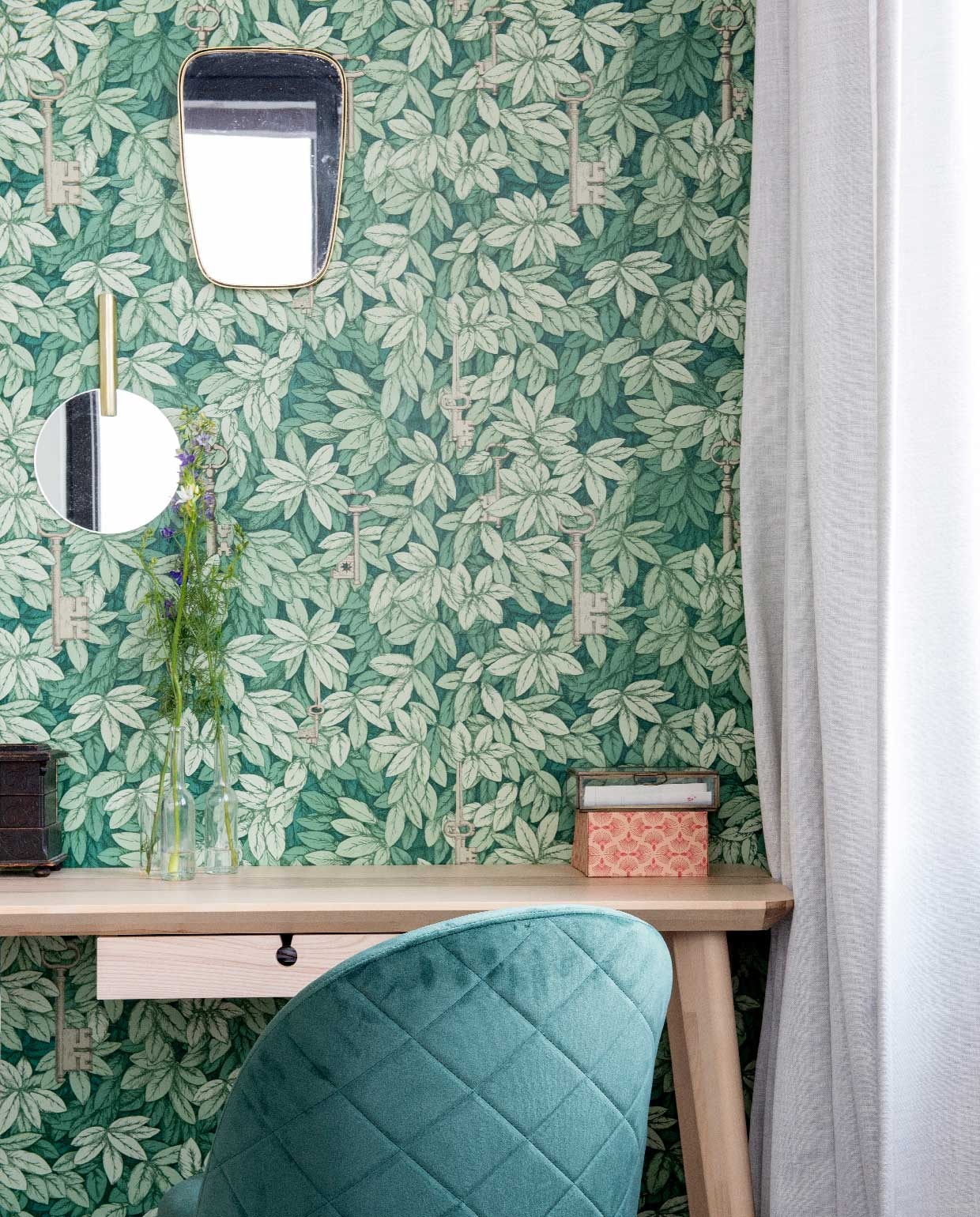 Behang Chiavi Segrete 114-26050 van Cole &amp; Son Wallpaper, stoel Kave Home, bureau Ikea, spiegels vintage.