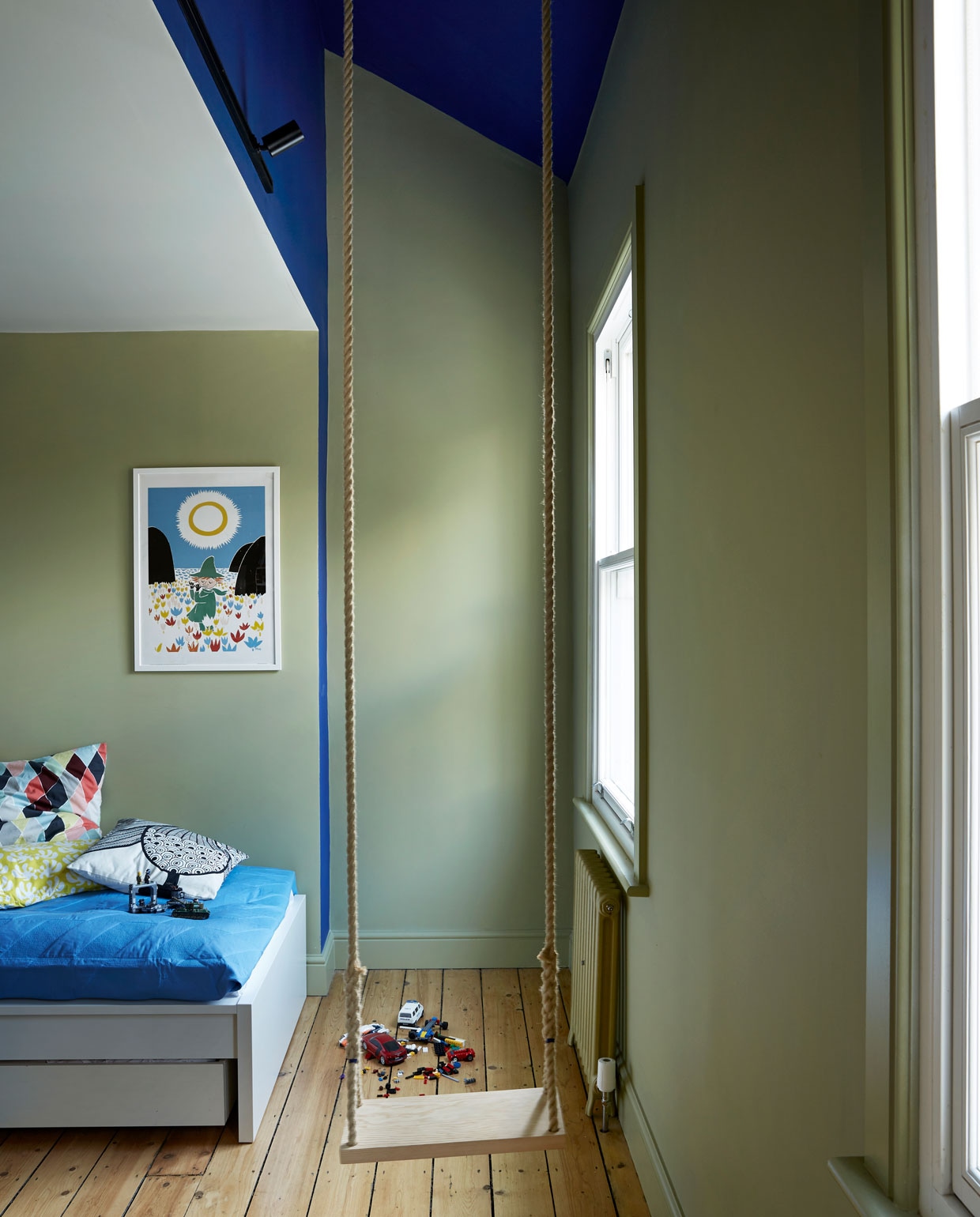 Verlaagd plafond krijtverf Classico Kiwi White. Muren krijtverf Classico Sea Moss, radiator en kozijnen Traditional Paint lakverf Sea Moss. Plafond krijtverf Classico Blue.