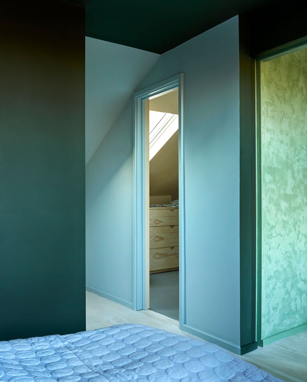 Muren in de slaapkamer krijtverf Classico Black Hills. Muren inloopkast krijtverf Classico Polar Blue. Muren in de ensuite-badkamer afwasbare verf Licetto Nutmeg Powder. Muren in de hal Marrakech Walls Green Room.