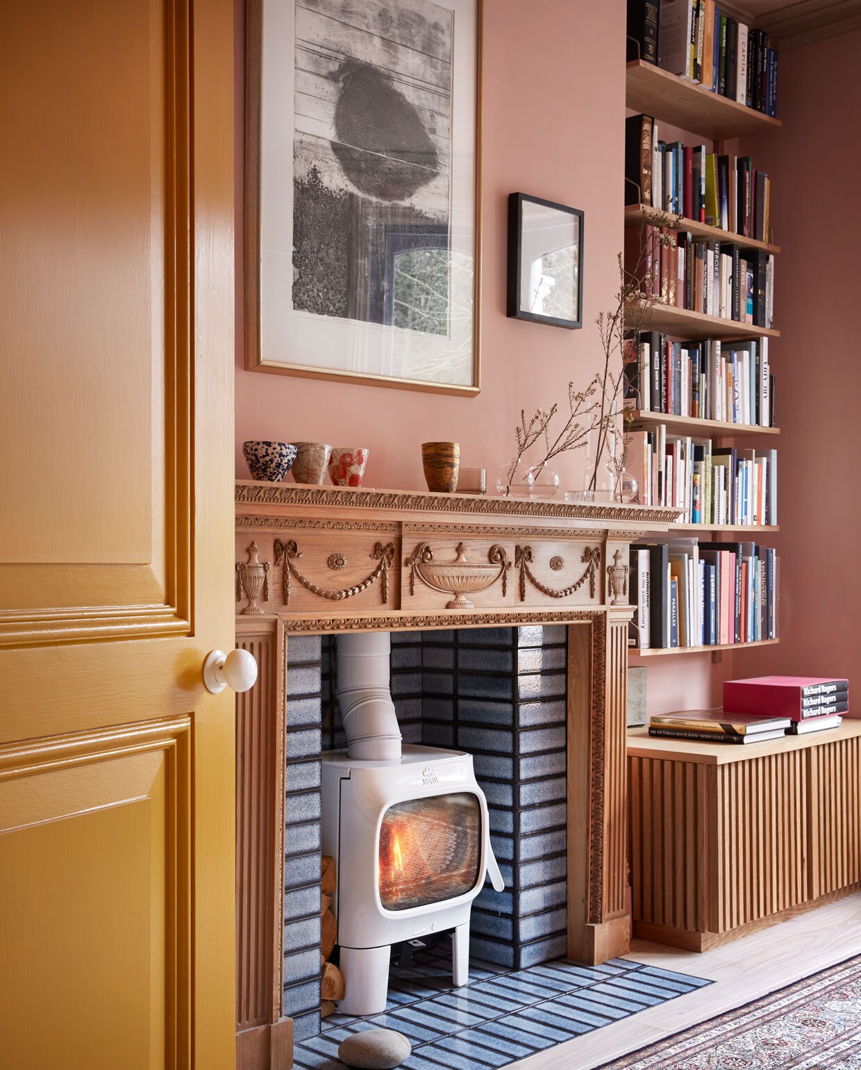 Muren en plafond Classico krijtverf Soft Flamingo. Sierlijsten Classico krijtverf Nutmeg Powder. Houten deur Traditional Paint lakverf Old Ocre.