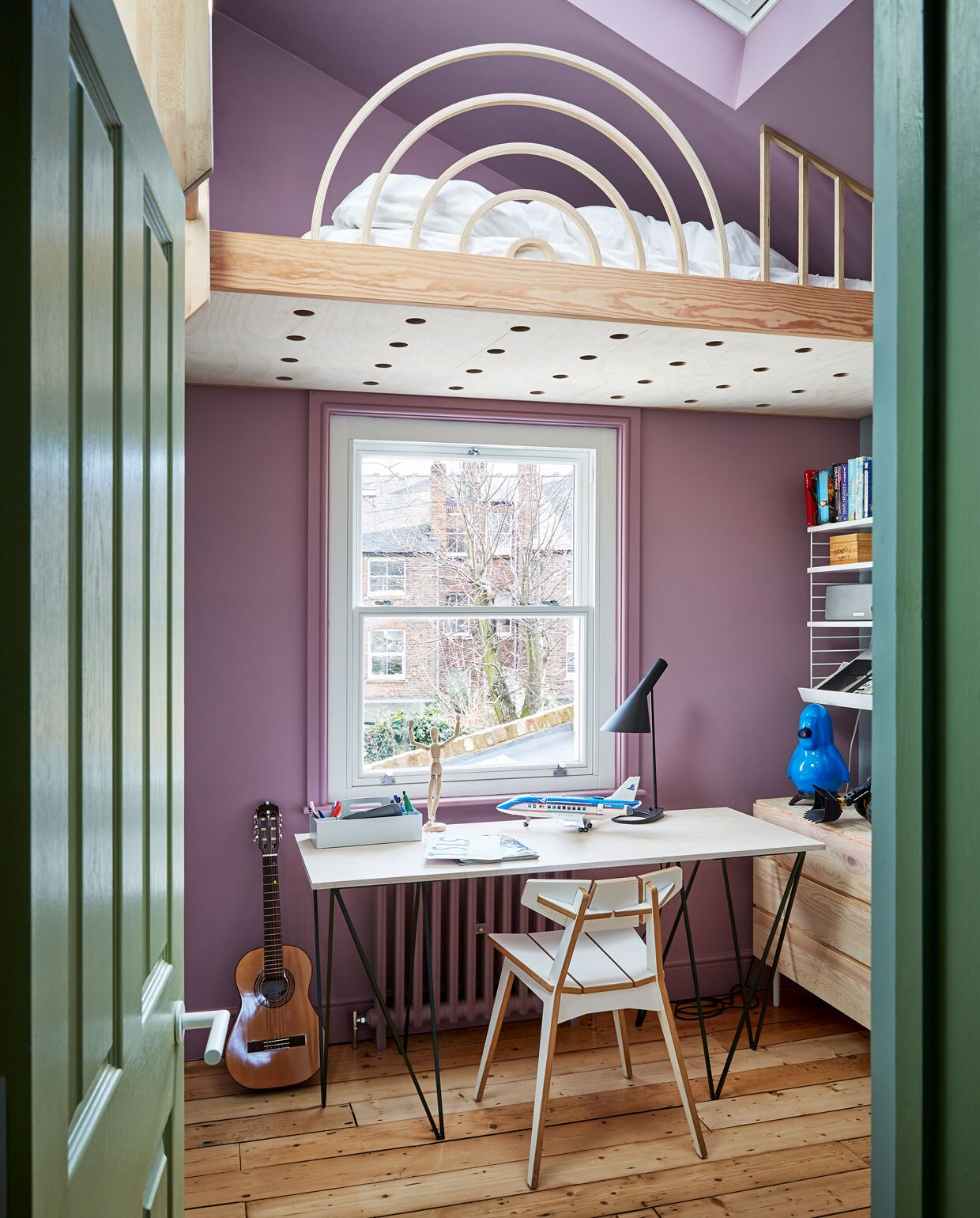 Muren en plafond krijtverf Classico Mauve Love. Deur Traditional Paint lakverf Sea Moss.