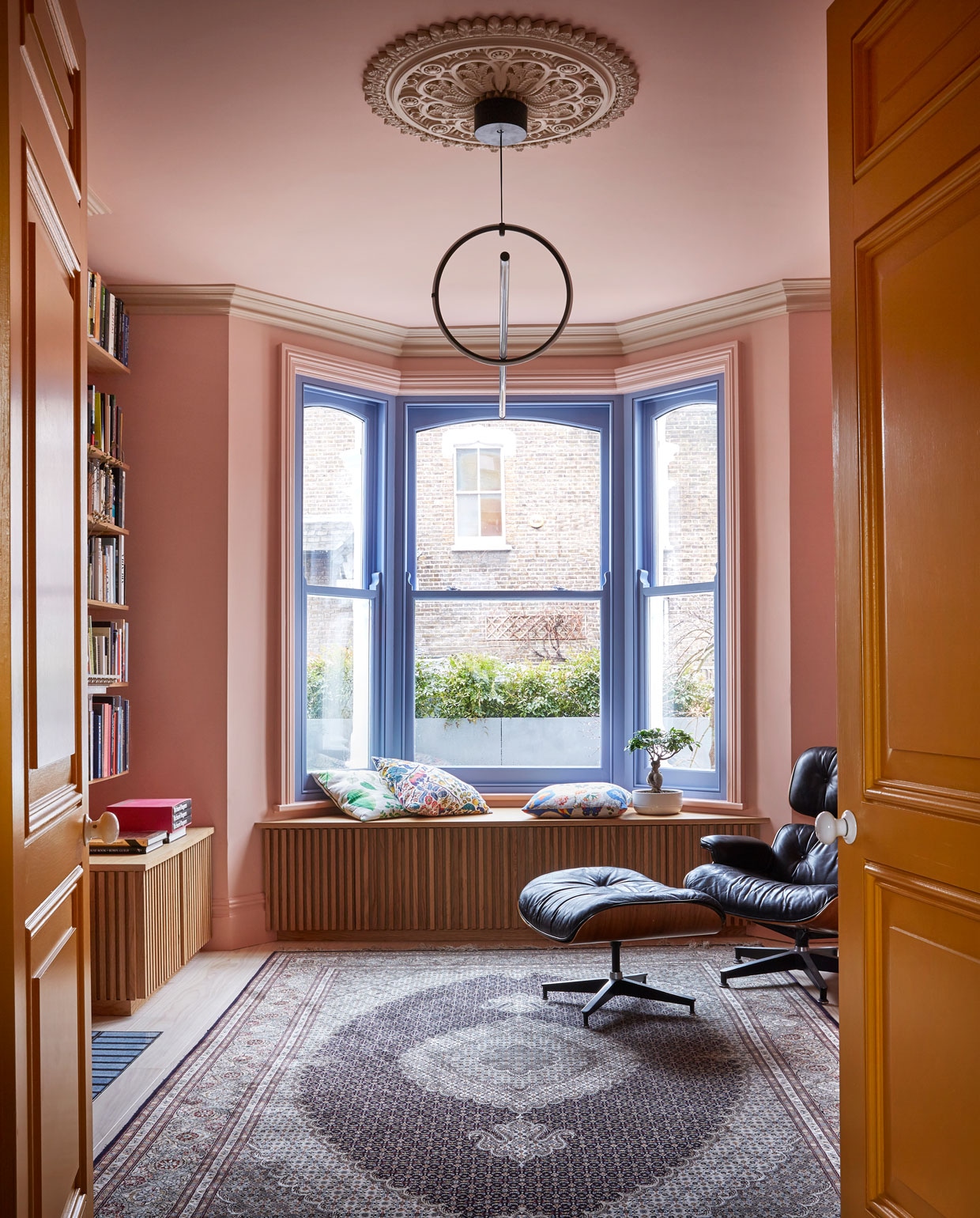 Muren en plafond krijtverf Classico Soft Flamingo. Raamkozijnen Traditional Paint lakverf Soft Greek. Sierlijsten krijtverf Classico Nutmeg Powder.