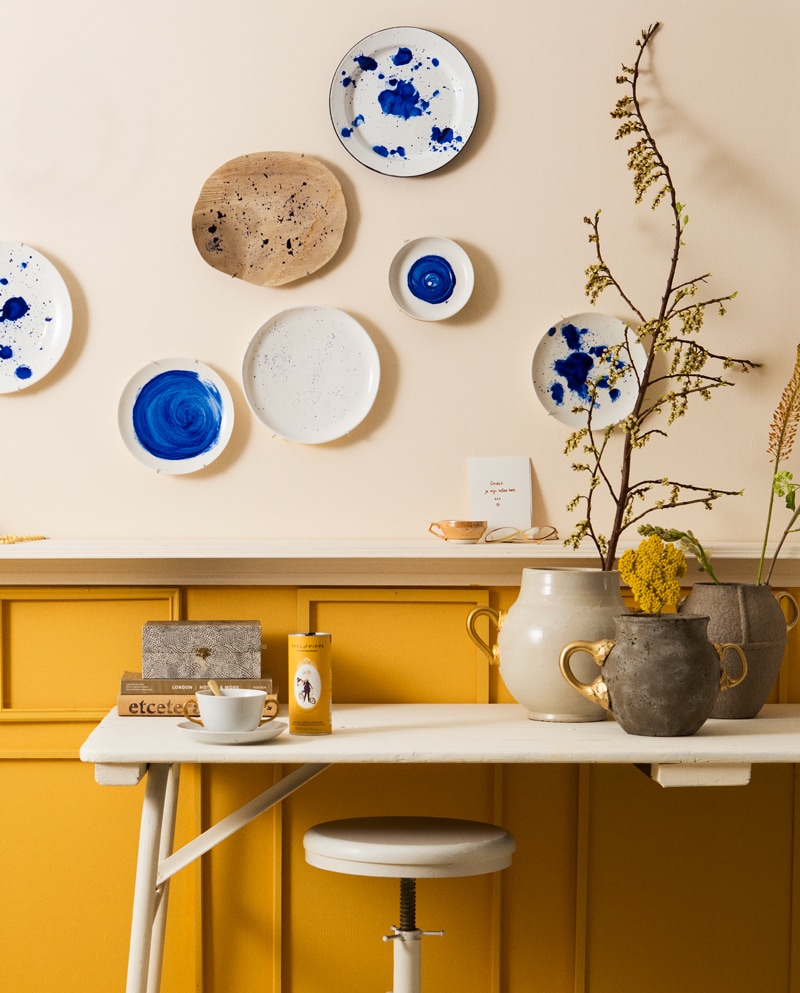 Borden aan de wand zijn een DIY. M.m.v. W.P. Hartwijk &amp; Zn (bordenspanners, schroeven), Pipoos (porseleinverf), Pluum (rietjes), Karwei (verf muur IG PS-1110, verf lambrisering IG PS-1123). Borden, pot met deksel, kan, mok (zonder verfspatten) via . Overig privébezit. vtwonen 06-2016 | werkplek okergeel, kleur