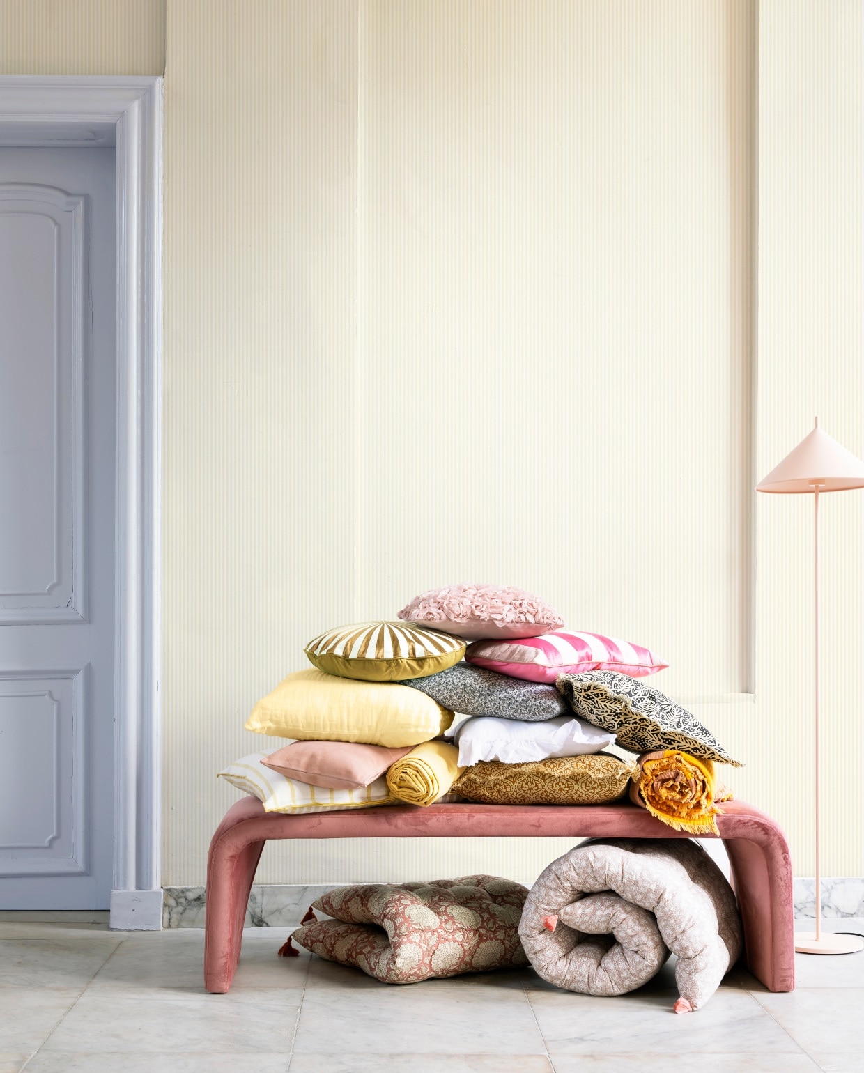 Lak op houtwerk Iets Krokus Creations Mat, vanaf € 26,49 (flexa.nl). Behang Fabian Yellow, per rol € 104,- (sandbergwallpaper.com). Vloerlamp Triangle € 229,- (hkliving.nl). Bank € 525,- (polspotten.nl). Roze kussen met stoffen rozen € 14,99 (hm.com). Zachtgele kussenhoes van stof Brera Lino, Primrose van Designers Guild, per meter € 68,- (wva.nl). Grijs kussen met fijne bloemenprint € 7,99 (sostrenegrene.com). Donkerroze matraskussen € 65,-, lichtroze matraskussen € 95,-, goudgeel rond gestreept kussen € 95,-, langwerpig zuurstokroze gestreept kussen € 67,50 (bungalow.dk). Kussen met zwart-witte bloemenprint € 15,75, kussen met geel-witte bloemenprint € 15,95 (deens.nl). Roze suède kussen € 35,-, witte linnen kussenhoes met sierrand € 37,90 (loods5.nl). Geel-wit gestreept kussen van Designers Guild € 109,- (wva.nl). Zachtgeel plaid € 29,99 (hm.com). Roze-geel gestreepte plaid € 89,- (hayonlinewinkel.com). Overig privébezit. vtwonen 06-2020 | styling Danielle Verheul | fotografie Sjoerd Eickmans