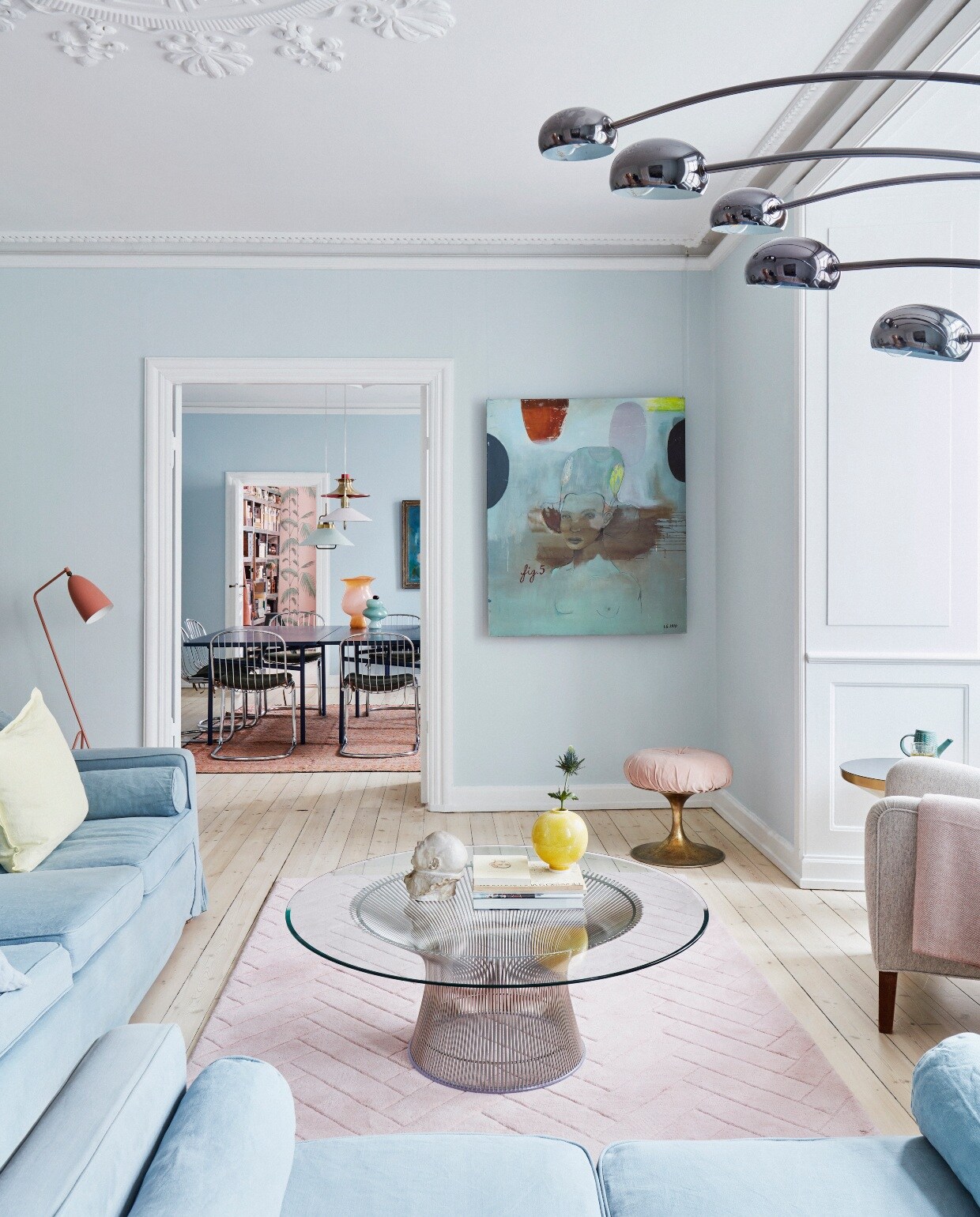 Tapijt boho-me.dk, zelf geverfde lampen van rommelmarkten. Stoelen van Gastone Rinaldi, tafel Woud. Glaskunst Helle Mardahl. Antiek schilderij van een onbekende schilder. vtwonen 06-2020 kijkkamer Kopenhagen