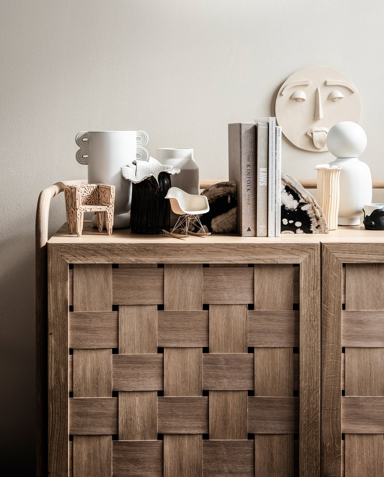 Houten kast met diverse woonaccessoires vtwonen 03-2019 | styling Danielle Verheul, fotografie Sjoerd Eickmans | woonkamer
