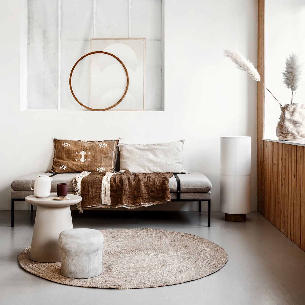 Lichte woonkamer met natuurlijke elementen en aardse kleuren vtwonen 05-2020 | styling Marianne Luning, fotografie Stan Koolen | balans in de woonkamer
