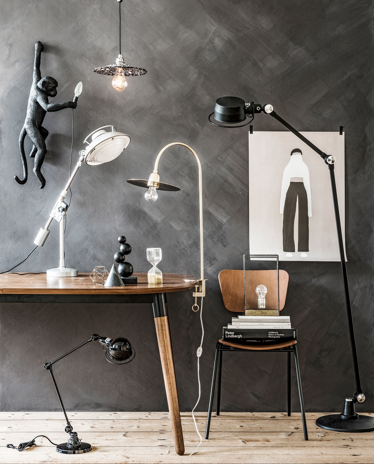 Donkere kamer met houten bureau en diverse lampen vtwonen 10-2018 | styling Marlies Does, fotografie Sjoerd Eickmans | lampen