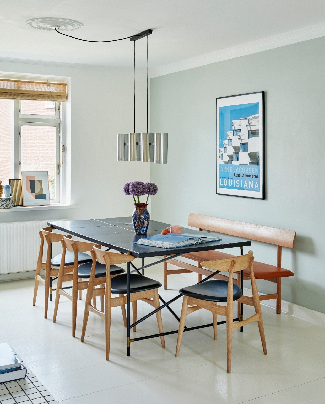 Tafel Handvärk, stoelen Hans Wegner CH33, hanglamp Trombone van Jo Hammerborg, tentoonstellingsaffiche Arne Jacobsen via Vintage Cph, muurkleur Soft Mint van Jotun. vtwonen 06-2020 | twee-onder-een-kapwoning Denemarken