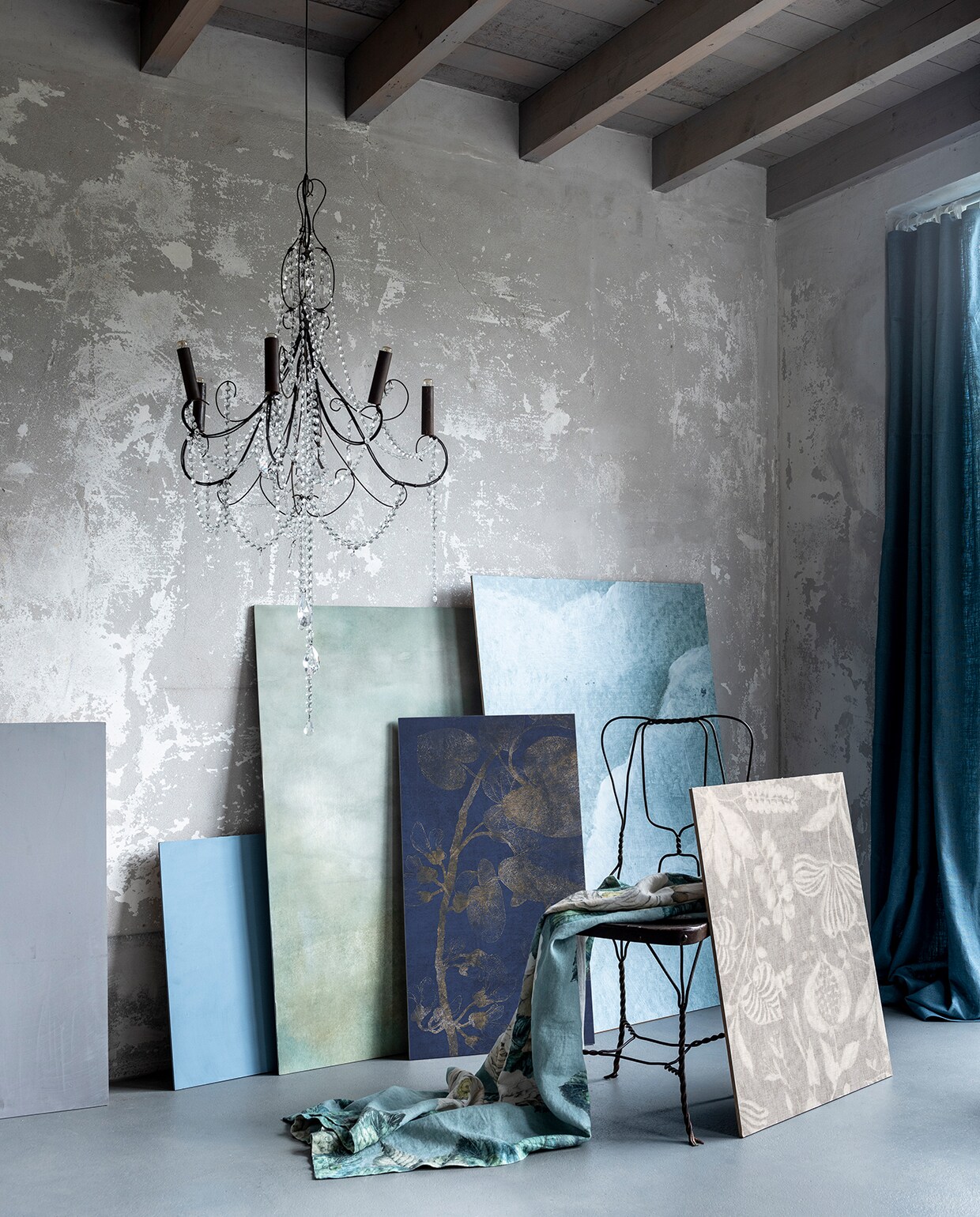 Van links naar rechts: paneel geschilderd met kleur Ash, paneel in kleur Columbine (bauwerkcolour.com). Paneelbehang Suisai Celadon van Designers Guild, 140×300 cm (wva.nl). Paneelbehang Zumb van LondonArt (linkitalia.nl). Fotobehang Cloud van vtwonen, 300×318 cm (vtwonen.nl). Paneel tegen stoel behangen met Terra 391500 (eijffinger.com). Kroonluchter (brechtjeolsthoorn.nl). Plaid van stof The Rose in kleur Swedish Blue van Designers Guild x John Derian, gordijn van stof Carylon van Designers Guild (wva.nl). Overige privébezit.