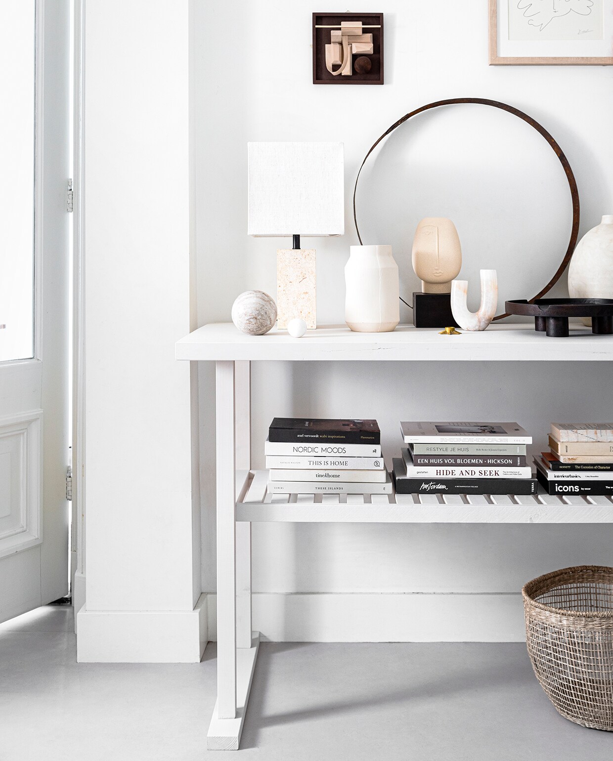 Tafellamp, beige vaas (zarahome.com). Marmeren bol, keramieken beeld gezicht, donkerbruin mangohouten dienblad op poten (hm.com). Vierkant kunstwerk Takeshi (woodchcuk.nl). Gevlochten mand set van 3 maten (vtwonen.nl). Overig privébezit.