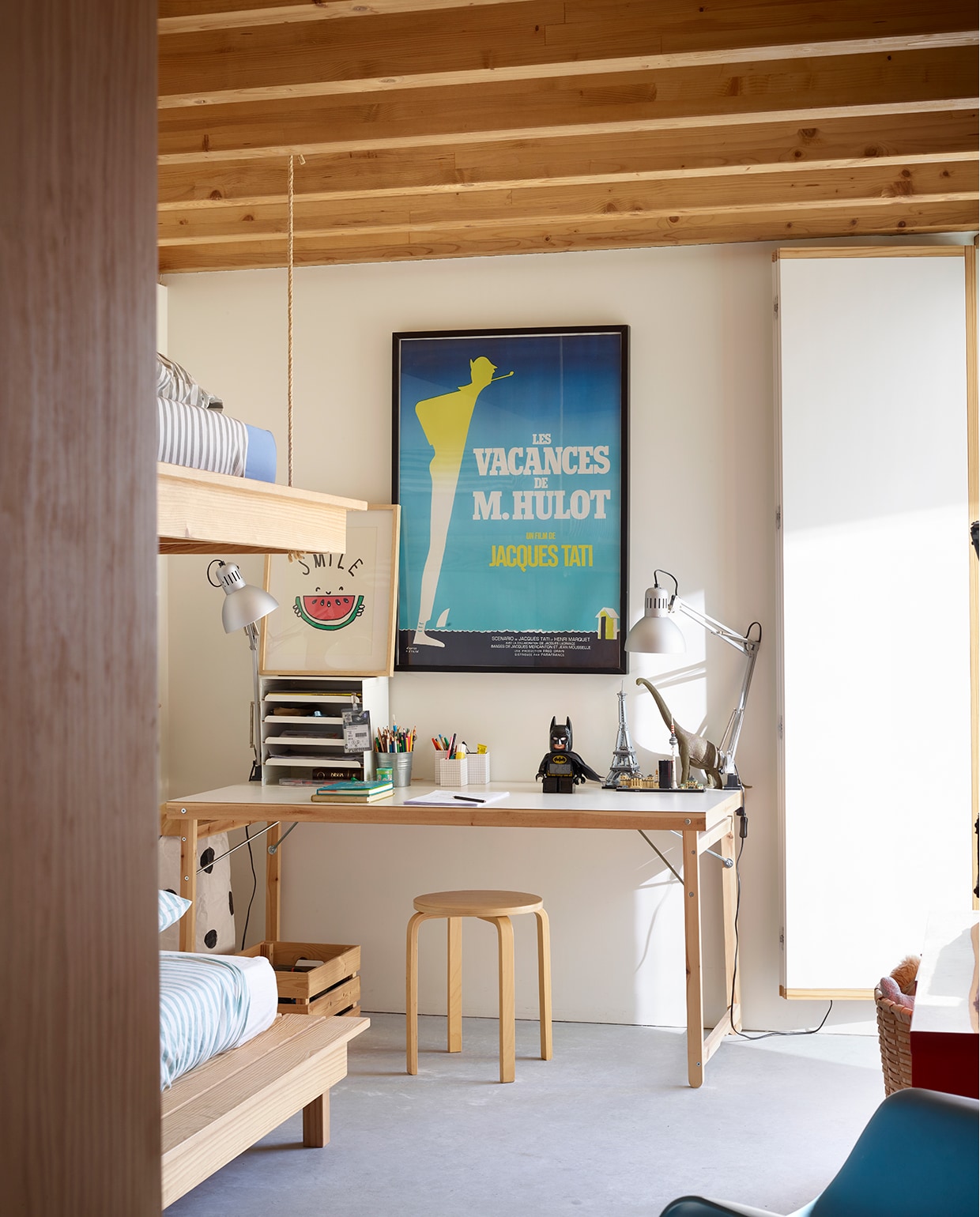 Het stapelbed op de kamer van Guilherme is maatwerk. Tafel, lampen en kruk Ikea. vtwonen 05-2020 | modern stadshuis Porto