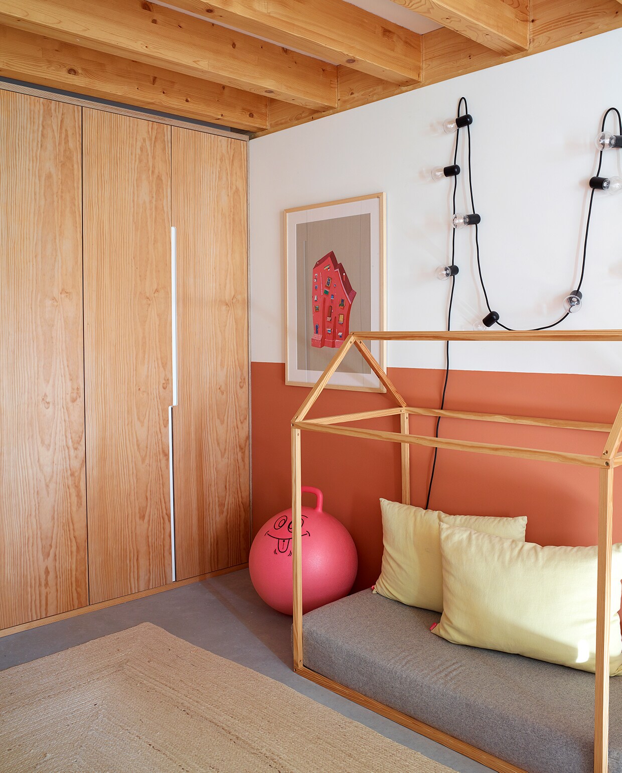 Het houten daybed in de vorm van een huis op de kamer van Maria do Carmo is een ontwerp van Marta. Kussens Moopi Design. Kunstwerk Ana Aragão. Kasten ontworpen door César. Soortgelijk lichtsnoer Seletti. vtwonen 05-2020 | modern stadshuis Porto