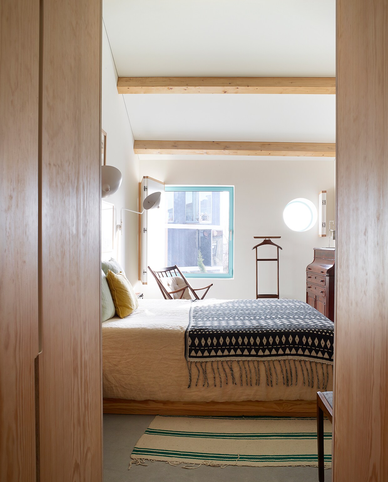 Het bed is ontworpen door Marta. Sprei en kleed H&amp;M Home. Kussens Moopi Design. Kledingstandaard uit het huis van Césars oma. vtwonen 05-2020 | modern stadshuis Porto