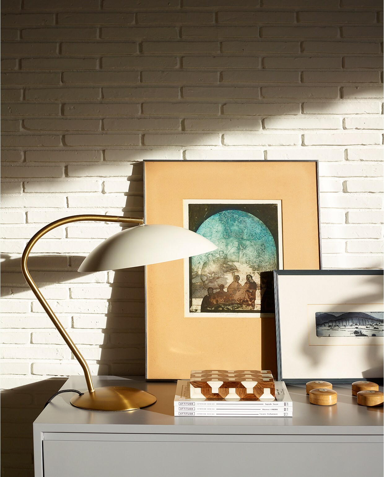 Het houten tafeltje is een ontwerp van Marta. Doos Zara Home. Zebra aan de muur H&amp;M Home. Geel ingelijst kunstwerk The Red Wolf. Lamp Serge Mouille. vtwonen 05-2020 | modern stadshuis Porto