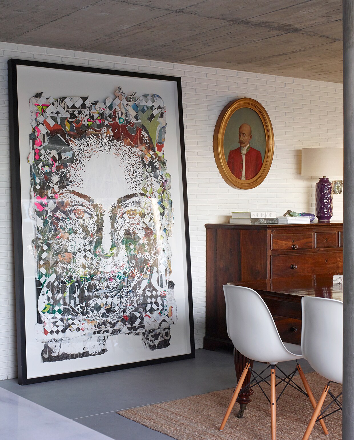 Tegen de muur een groot kunstwerk van de Portugese kunstenaar Vhils. In de gang: tafel Raw Materials. Lamp Areastore. Lantaarns House Doctor. vtwonen 05-2020 | modern stadshuis Porto