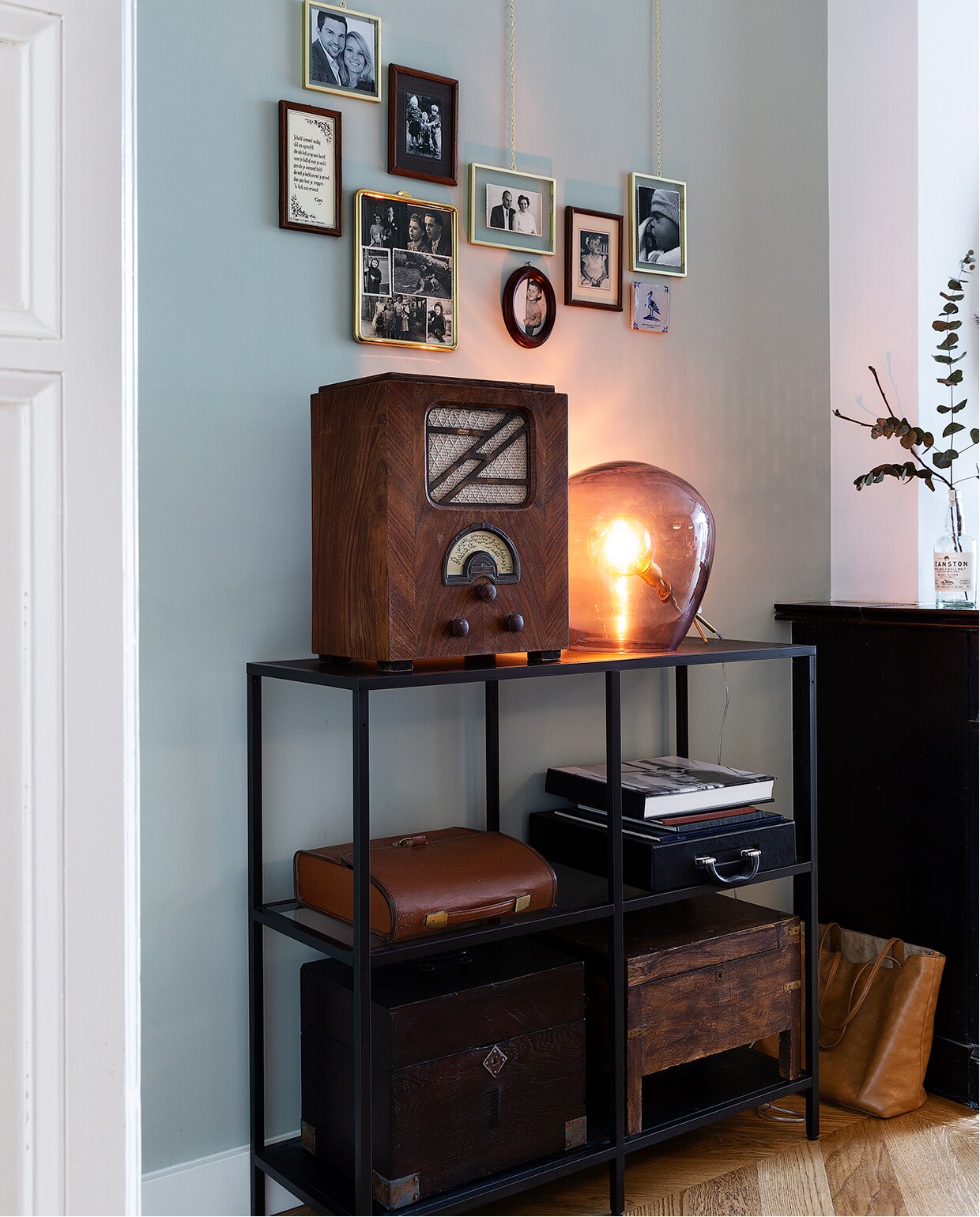 Kast Ikea. Accessoires vintage. vtwonen 04-2020 | styling Emmy van Dantzig | fotografie Jansje Klazinga | tekst Anne van den Dool