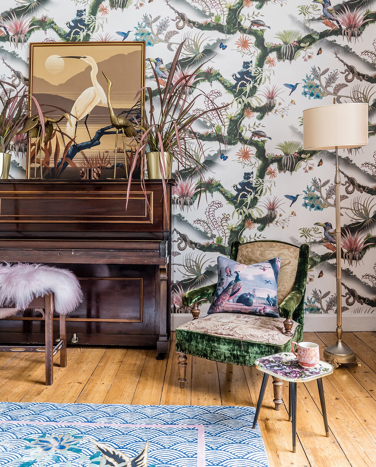 De oude stoel komt van een brocanterie in Frankrijk en het kleine bijzettafeltje van een vintagewinkel. Het behang is van Newton Paisley en het kleed is weer een ontwerp van Wendy: wendymorrisondesign.com. Audubon-prent van Ixxi. vtwonen 03-2020 | Styling Wilma Custers | Fotografie Ivar Janssen | Tekst Karola Woll | Bewerking Marion de Boer