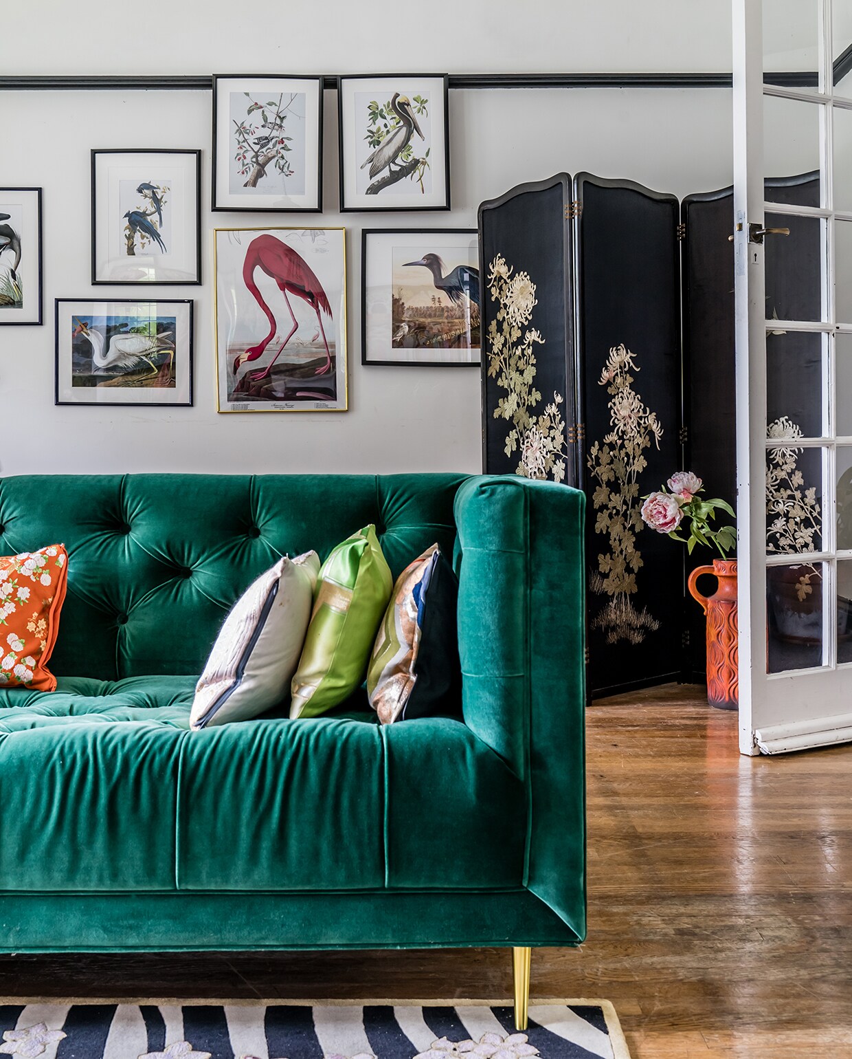 Naar eigen zeggen heeft Wendy geen favoriete kleur, maar groen en roze zijn kleuren die veel terugkomen in haar huis. Groene bank van Swoon Editions.