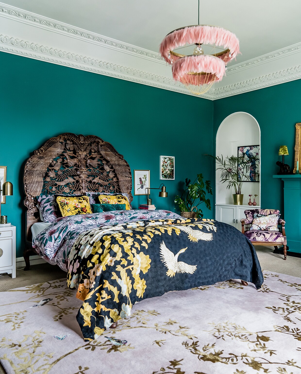 Wendy’s voorliefde voor vogels laat ook een stempel achter op het gigantische houten bed met hoofdeinde met uitgesneden pauwen. De sprei met vliegende ganzen van Crewel Embroidery maakt het af. Kussens van Oasis Home en lamp van Habitat. Handgemaakt kleed van wendymorrisondesign.com.
