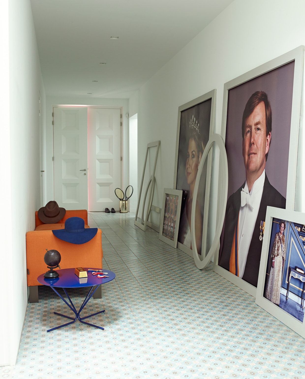 Portret Zijne Majesteit Koning Willem-Alexander, april 2013 © RVD, foto: Koos Breukel. Portret Koningin Máxima, 2011 foto Erwin Olaf. vtwonen oktober 2014 | Fotografie Tjitske van Leeuwen | Styling Marianne Luning