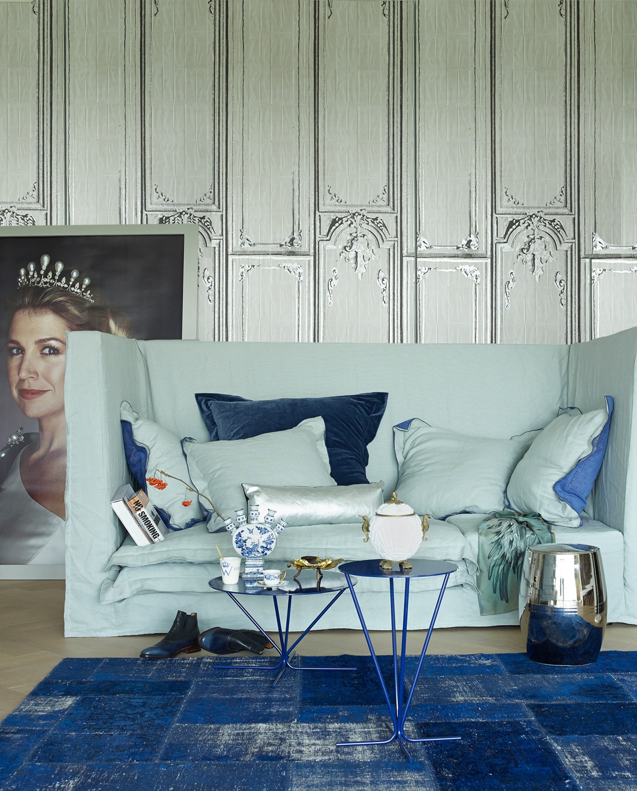 Behang Pleats van Elitis De Ru. Bank ‘Jans new sofa’ ontwerp Paola Navone inclusief kussens, tafels Linteloo. Zilveren kussen, zilveren bijzettafel met deksel Het Arsenaal. Portret Koningin Máxima, 2011 Photography Erwin Olaf. Posterprint Repros. Houten lijst Sijmen. Lamp ‘Random light’ Moooi. Witte/koperen keramische bokaal, schaal in bladvorm op voet en zijden shawl Maison NL. Karpet Vloerkledenwinkel. Beker Kramer. Kop en schotel The Frozen Fountain. Schoenen Floris van Bommel. Boek No smoking en blauw-witte vaas privébezit. vtwonen 10-2014 | Fotografie Tjitske van Leeuwen | Styling Marianne Luning