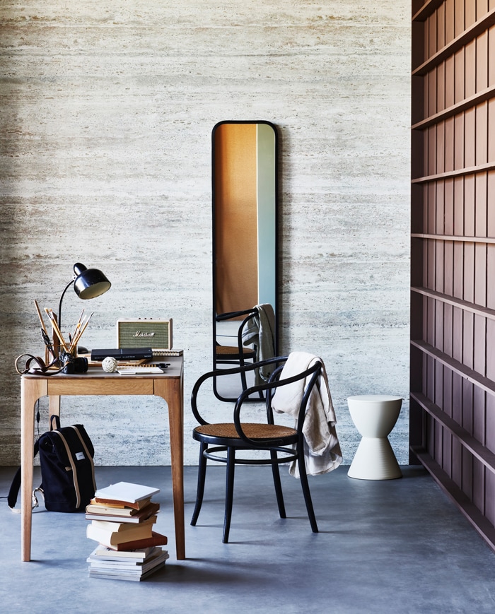 Digitaal behang Travertin, 6 banen van 280×50 cm, totaal 280×300 cm (hxb) uit de vtwonen collectie via shop.vtwonen.nl. Bureau Rikke van Sav &amp; Okse. Bureaulamp Bauhaus. Kruk van Kartell, Wandspiegel van Umbra via shop.vtwonen.nl. Rugtas van Sandqvist. Muurverf rechterwand Warm Brown uit de vtwonen collectie. Overig privébezit. vtwonen behangcollectie | styling Marlies Does | fotografie Sven Benjamins