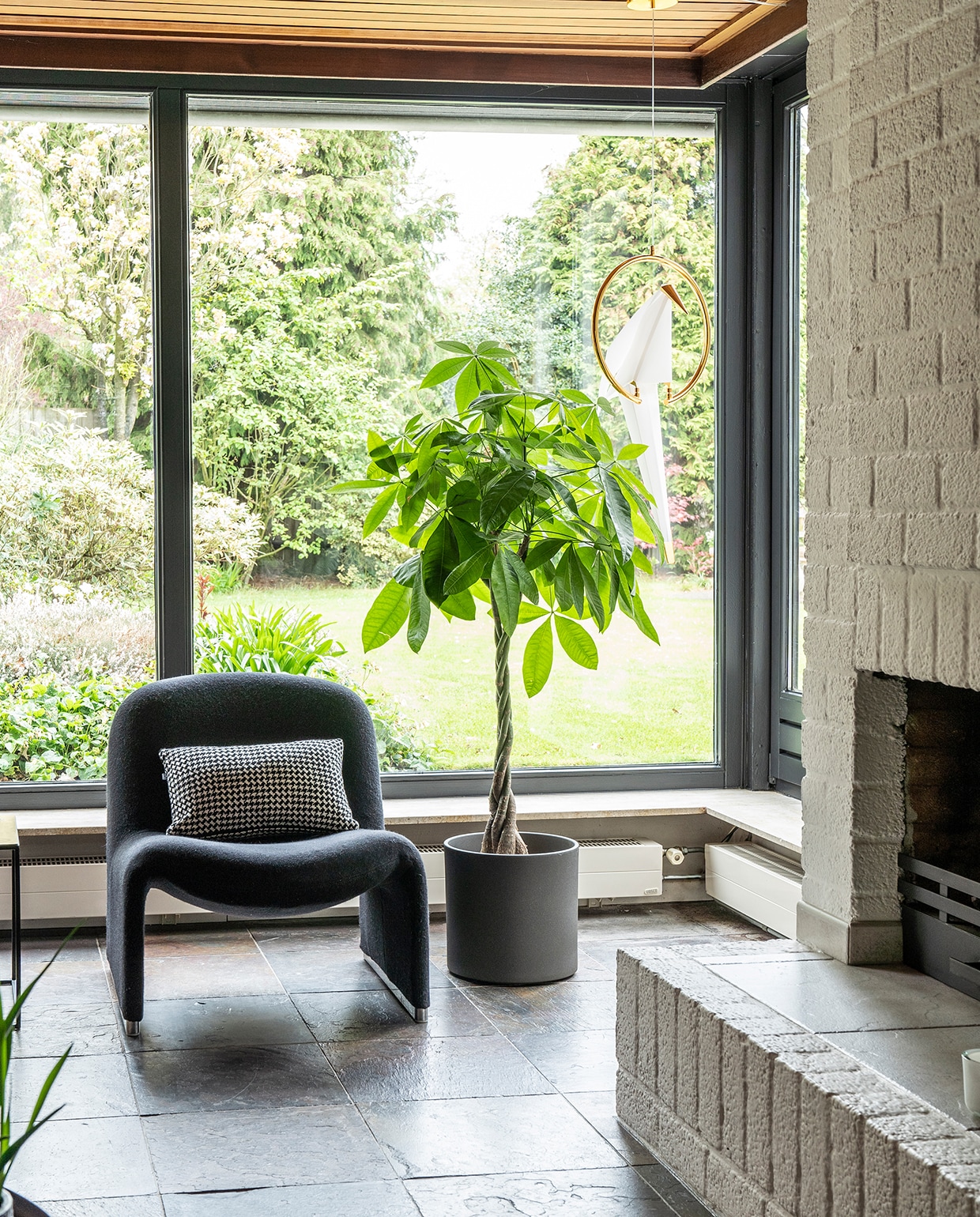 Het originele schrootjesplafond en de leisteen vloer typeren de stijl van de jaren 70. De vintage Artifort fauteuil is gekocht via Marktplaats.