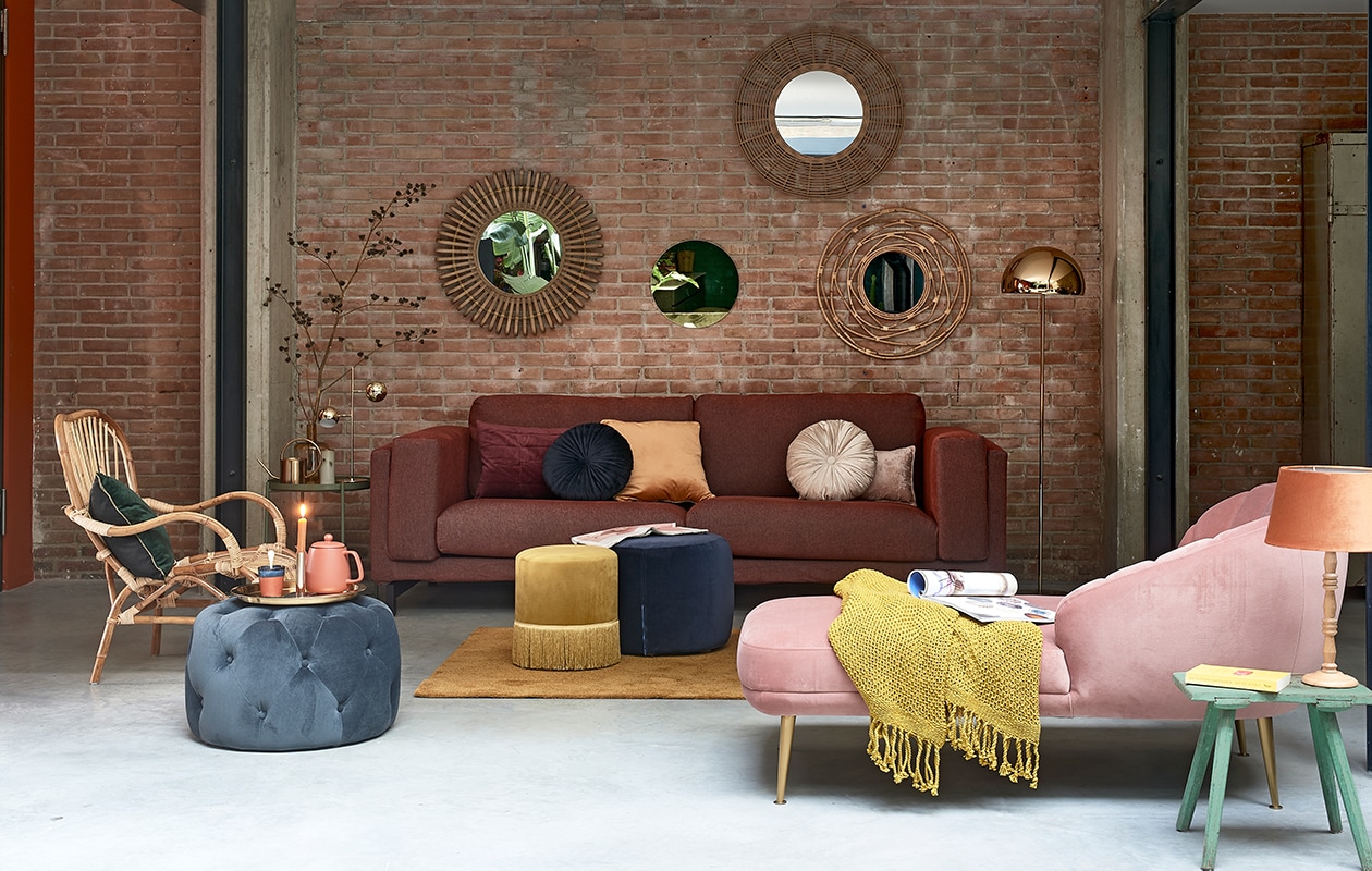 3-zitsbank Nockeby, 251x97x82 cm (bxdxh), bijzettafel Gladom, vloerkleed Knaldrup, 133×195 cm, blauwe gecapitonneerde poefSandbacka, 50×50 cm, messing dienblad Glattis (op blauwe poef),Ø 38 cm, donkerrode kussenhoes Sanela. Chaise longue Primrose, blauwe gecapitonneerde poef Hampton, koperkleurige staande lamp Colett. Spiegels aan de wand, v.l.n.r. bamboe,Ø 76 cm, met metalen lijst,Ø 60 cm. Rotanspiegel,Ø 70 cm, bamboe, Ø 78 cm. Rotan fauteuilLiseleje, rond donkerblauw kussen Kugleask op bank. Poef met franjes,35×40 cm (Øxh), houten lampenvoet, lampenkap, terracotta theepot, beker, matgouden lepel. Mosterdgele plaid, 125×150 cm, lichtroze velvet kussen, 30×50 cm, glazen vaas Ambero (met tak), hoogte 25 cm, koperkleurige kaarsenstandaard Rondina. Koperkleurige gieter, rond goudkleurig kussen. Vaasje op bijzettafel Serax.