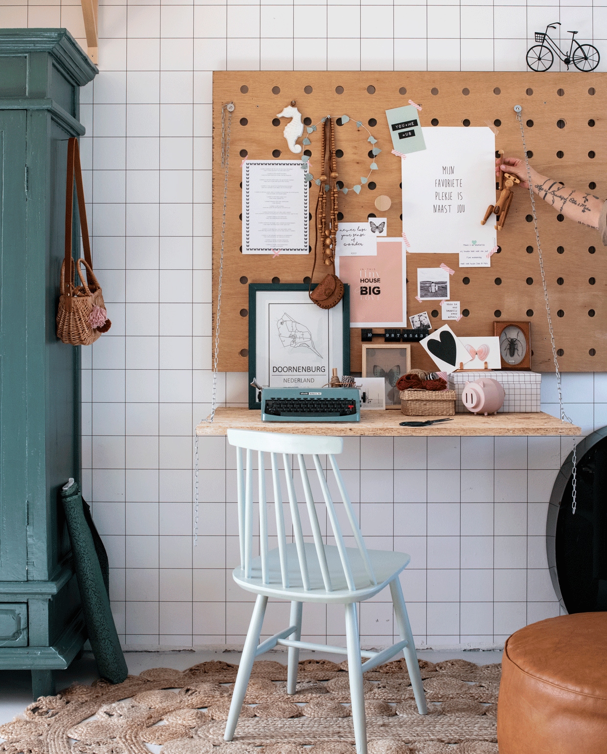 De donkergroene kast en leren poef komen van Marktplaats. Het pegboard maakte Lotte van een bedbodem die ze vond op Marktplaats. Van een plaat resthout en een paar kettingen creëerde ze zelf een werkplek. Groene stoel en behang van Kwantum. Vloerkleed van Sissy-Boy Homeland. Koffer en typemachine van de vlooienmarkt. Letter C van Dusty Corners Vintage.
