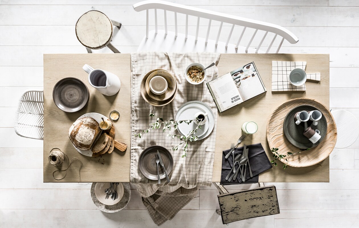 Stoel Cosy van Leitmotiv, 85,7×44,5×54,6 cm (hxbxl). Eettafel Brugge van Lifestyle, 240x100x76 cm (lxbxh) € 1299,-. Krukje Cortez van So True by Troubadour, 50×30 cm (hxØ). Bord Dai van Casa Vivante, Ø 24 cm. Karaf Vida van Casa Vivante, hoogte 24 cm. Snijplank van Vestbjerg, 40x30x1,5 cm (bxØxh). Schaal Canvas Krijt van Zusss, Ø 35 cm. Schaal June van Casa Vivante, 8,5×26,5 cm (hxØ). Bestekset Vintage Stonewashed van Amefa, 24-delig 6 personen. Tafelkleed Grid van Zusss, 300×150 cm. Schalen van Ib Laursen, 8×25 cm en 7×20 cm (hxØ) set van 2. Kom June van Casa Vivante, 7×10,5 cm (hxØ) set van 4. Bank Duo van Bodilson, 86x115x48 cm (hxbxd). Kom Solid van House Doctor, 7,6×14 cm (hxØ) set van 2. Bord van HK Living, Ø 28 cm. Bord Solid van House Doctor, Ø 22 cm. Karaf Micha van Casa Vivante, 19,5×10 cm (hxØ). Glas H20 van House Doctor, 14×8 cm (hxØ) set van 4. Servet van vtwonen, 50×50 cm set van 2. Krukje Alexi van So True by Troubadour, 48x35x48 cm (lxbxh). Broodplank Cubes van HK Living, 21×33,5 cm (bxl). Kom van HK Living, 6,5×12 cm (hxØ) set van 2. Dienblad van HK Living, 3,5×47 cm (hxØ). Bord Vida van Casa Vivante, Ø 30 cm. Mok van House Doctor, 9,5×7,3 cm (hxØ) set van 2. Kruk Skills van BePureHome, 41-60×41 cm (hxØ). vtwonen 11-2016 | Styling Cleo Scheulderman | Fotografie Sjoerd Eickmans