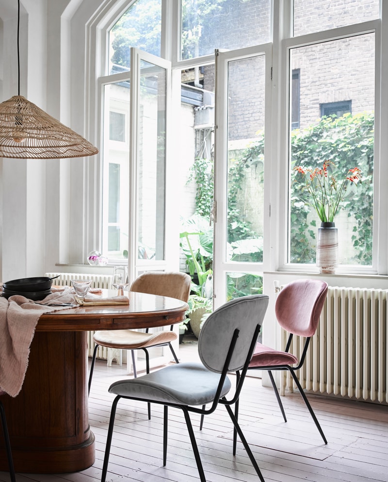 Beeld: HKliving | Hanglamp Triangle van handgeweven wicker, 80x80x29 cm (bxdxh) € 295,- ,  (hkliving.nl). Eetkamerstoel Velvet van HKliving met metalen poten met velvet bekleding, Old Pink, Sand en Cool Grey, 48×62,5×85,5 cm (dxbxh) €165,- (vtwonen.nl). Overig privébezit. Beeld: hkliving