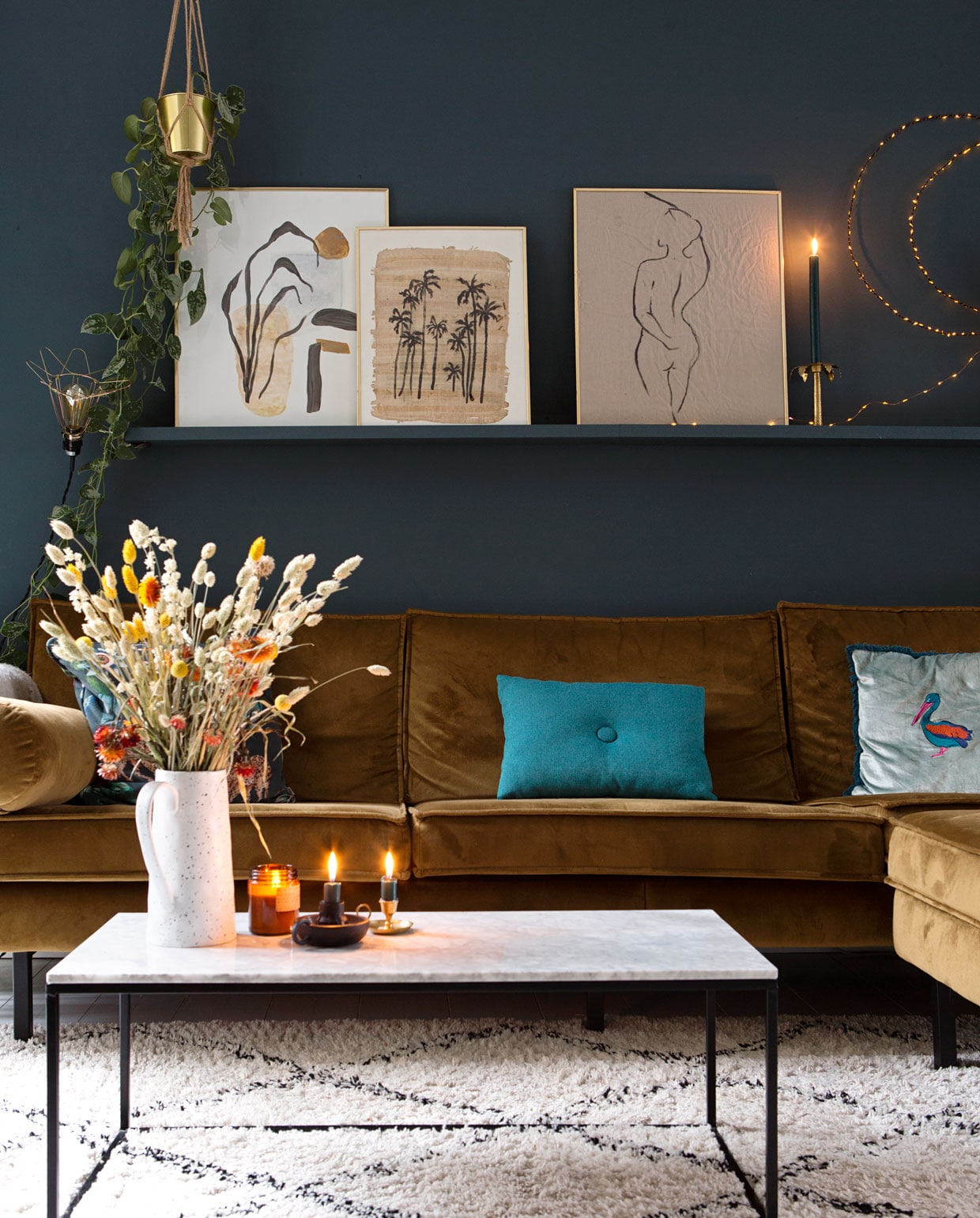 Salontafel Karwei, vaas Kwantum, lijsten op wandplank vintage, prints in lijsten gemaakt door Luka (te koop in haar webshop Luka Jacobs). vtwonen 04-2020 | fotografie Corine Hoge Bavel-Jansen