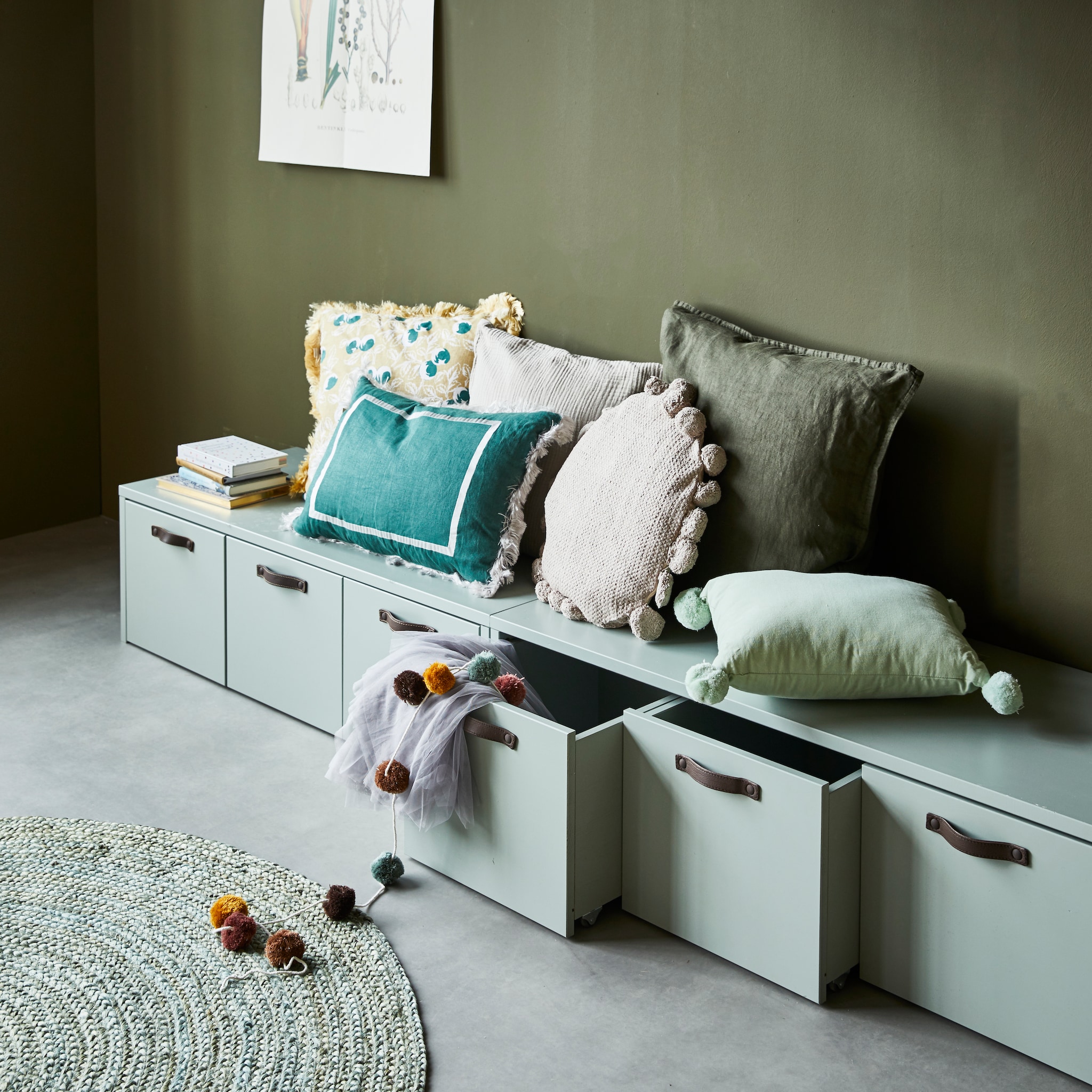 Kistbank Stage van geschuurd grenen in kleur Soap, 36x120x50 cm (hxbxd). styling Cleo Scheulderman | fotografie Jeroen van der Spek | studio en decorbouw Milo Kol