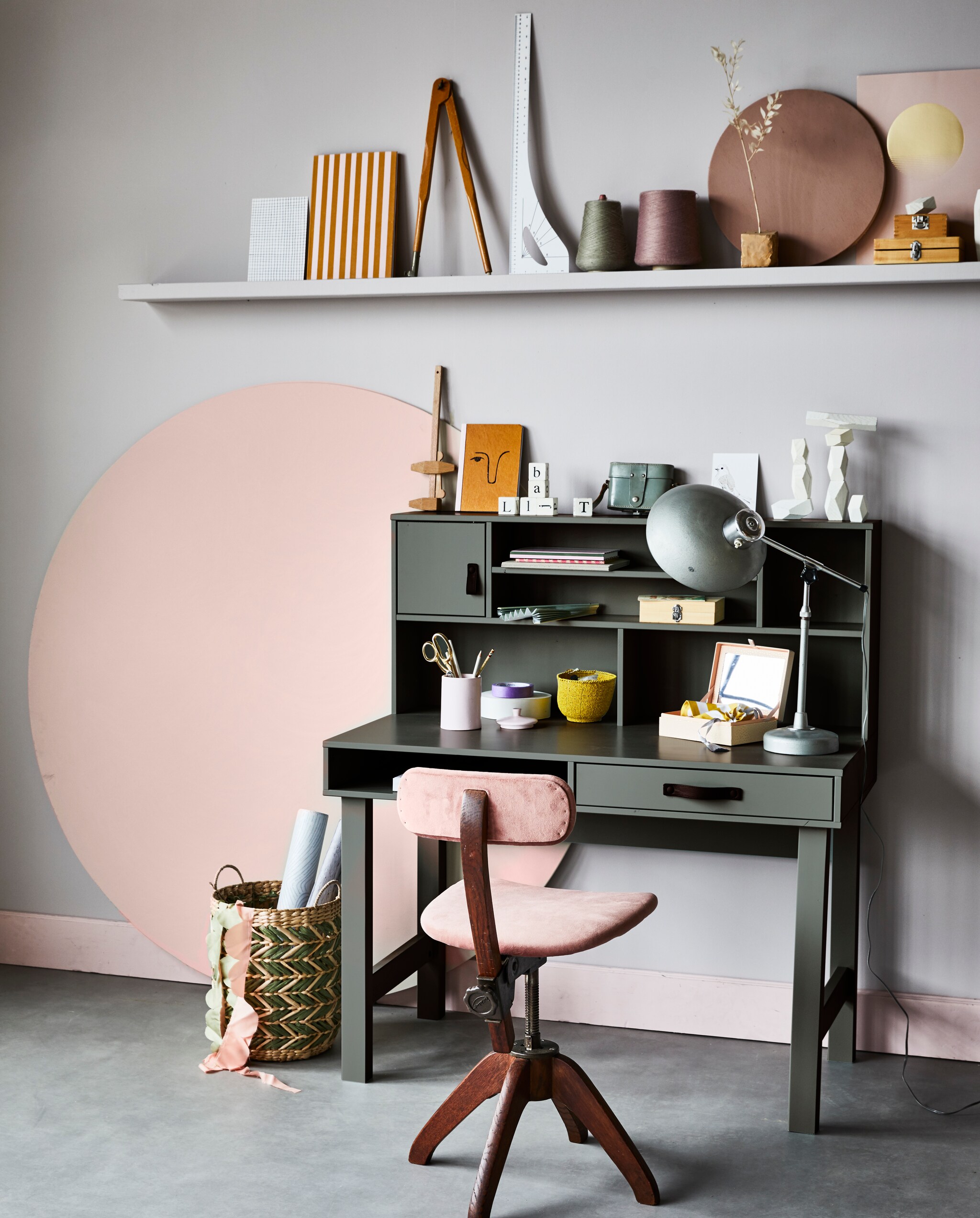 Bureau Stage van geschuurd grenen in kleur Soap, 122x110x58 cm (hxbxd). M.m.v. neeflouis.nl (bureaustoel, klossen garen, vintage fototasje, gele lamp), maisonnl.com (kralenbakje, roze potje), sissy-boy.com (gestreept en geel notitieboek), vtwonen.nl (mand van Bloomingville), vanons.eu (witte blokken), karwei.nl (muurverf Skin, muurverf Flax in stip). Overig privébezit. productie Tanja Saarberg | styling Cleo Scheulderman | fotografie Jeroen van der Spek | studio en decorbouw Milo Kol