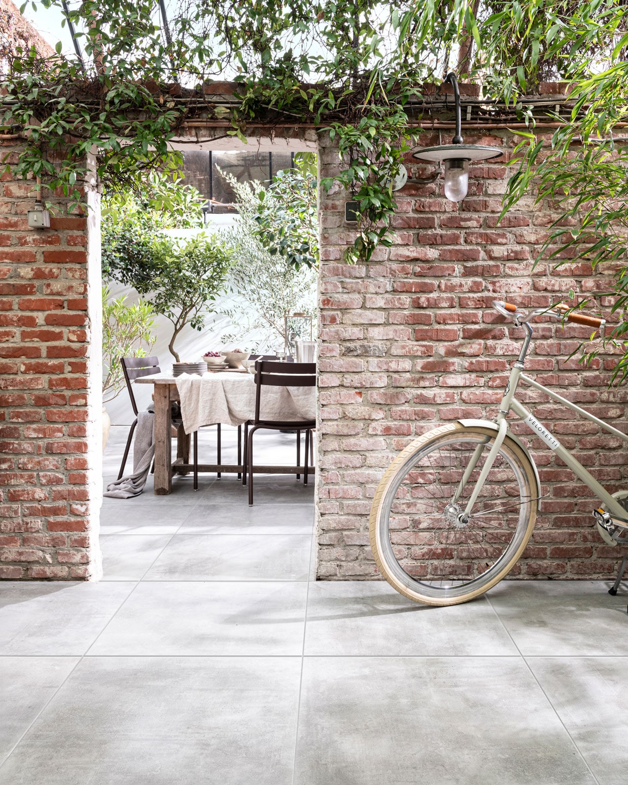 Solostone Beton Grey 70x70x3,2 cm. Styling Kim van Rossenberg | fotografie Sjoerd Eickmans | asssistentie Demelza Krens