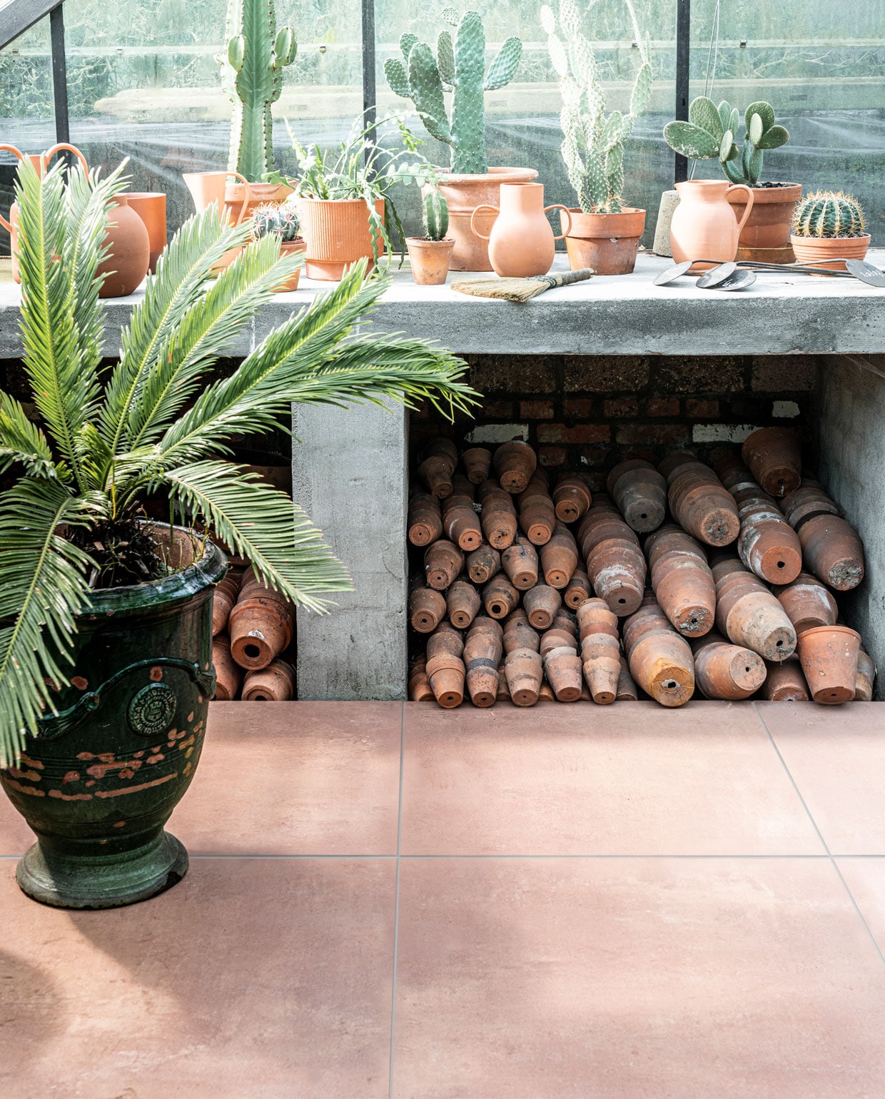 Solostone Terra Cotta Red 70x70x3,2 cm Styling Kim van Rossenberg | fotografie Sjoerd Eickmans | asssistentie Demelza Krens