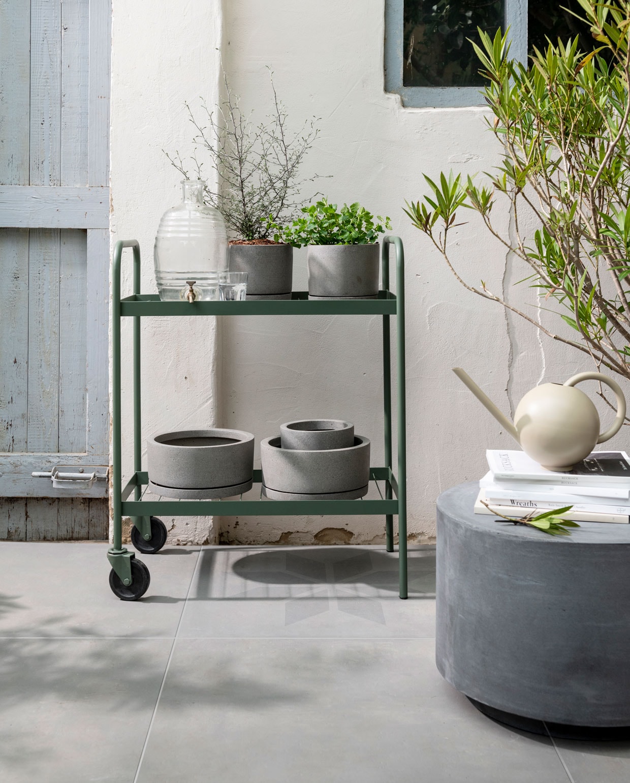Solostone Earth Grey 70x70x3,2 cm. Styling Kim van Rossenberg | fotografie Sjoerd Eickmans | asssistentie Demelza Krens