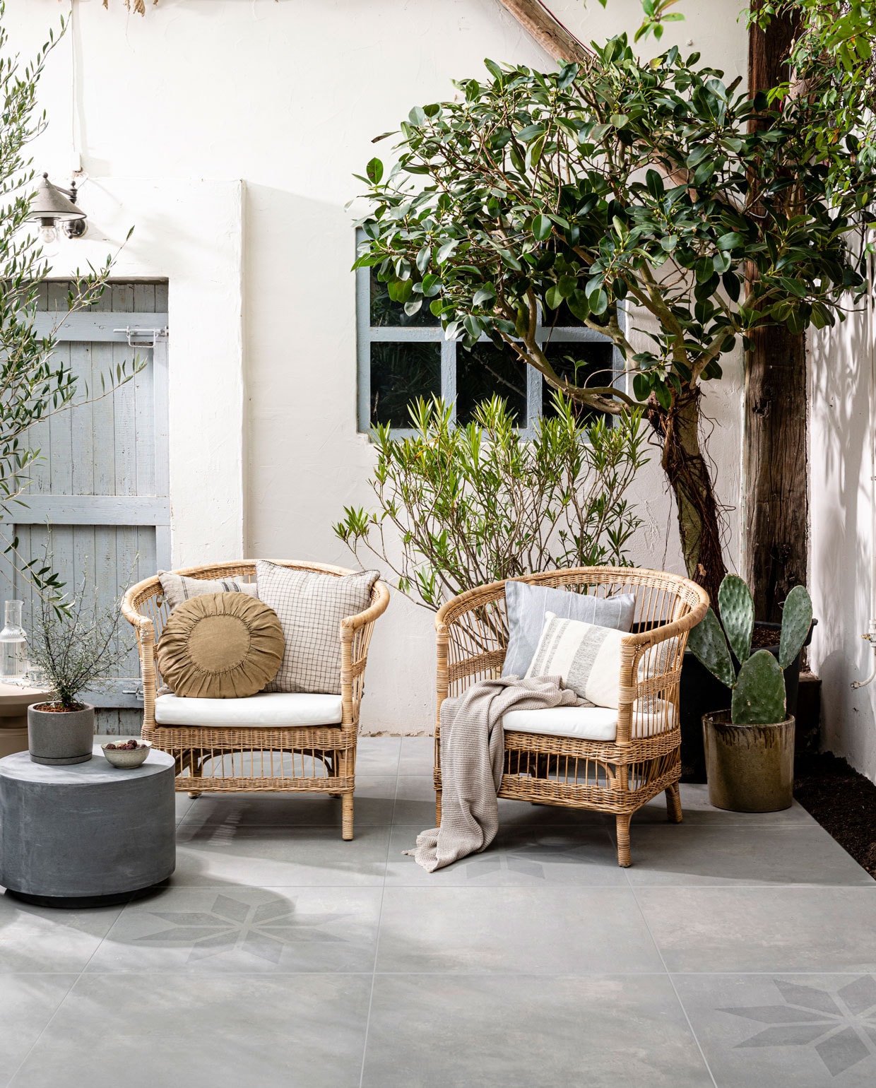 Solostone Earth Grey Star 70x70x3,2 cm. Styling Kim van Rossenberg | fotografie Sjoerd Eickmans | asssistentie Demelza Krens
