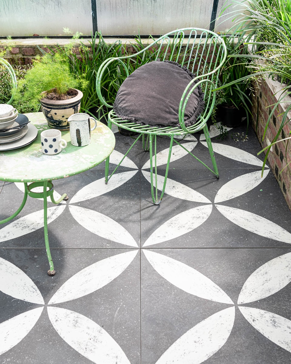Tegel Solostone Belgian Stone Flower White, 70x70x3,2 cm. Styling Kim van Rossenberg | fotografie Sjoerd Eickmans | asssistentie Demelza Krens