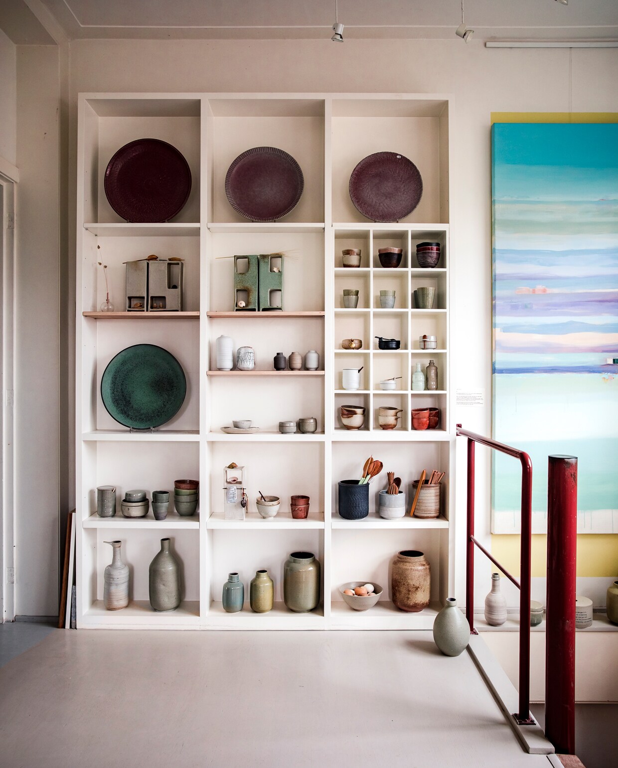 Het keramische servies van Marjoke wordt regelmatig gebruikt in kookboeken en culinaire producties van Libelle, Elle Eten, delicious., Allerhande en Happinez. Marjoke werkt from kiln to shop: alle keramiek die ze hier verkoopt, maakt ze ter plaatse.