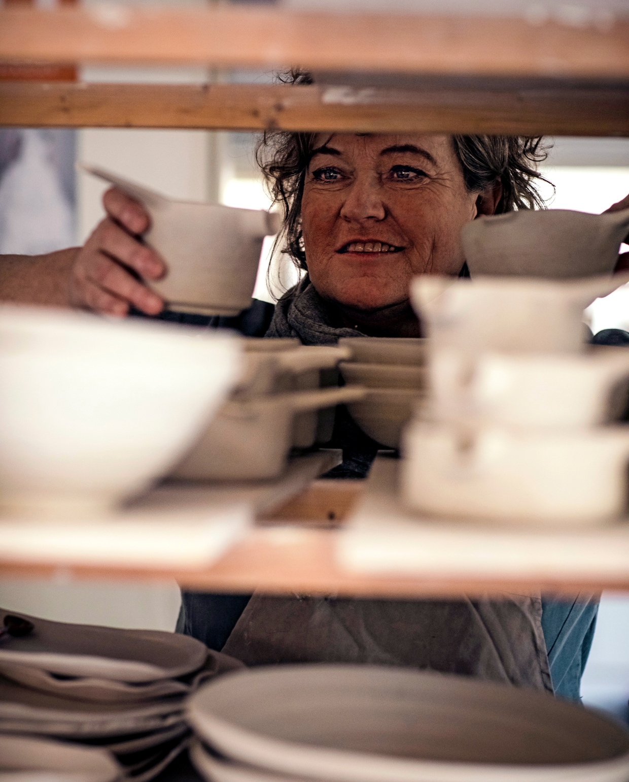 ‘De misbaksels komen bij ons in de keuken terecht. De kneusjes, die vind ik zonde om weg te gooien. Bovendien kunnen kneusjes ook mooi zijn, maar ik verkoop ze niet in de winkel. Maar we hebben net een nieuwe keuken, dus nu ben ik ook voor het eerst echt mooi servies voor mezelf aan het maken.’