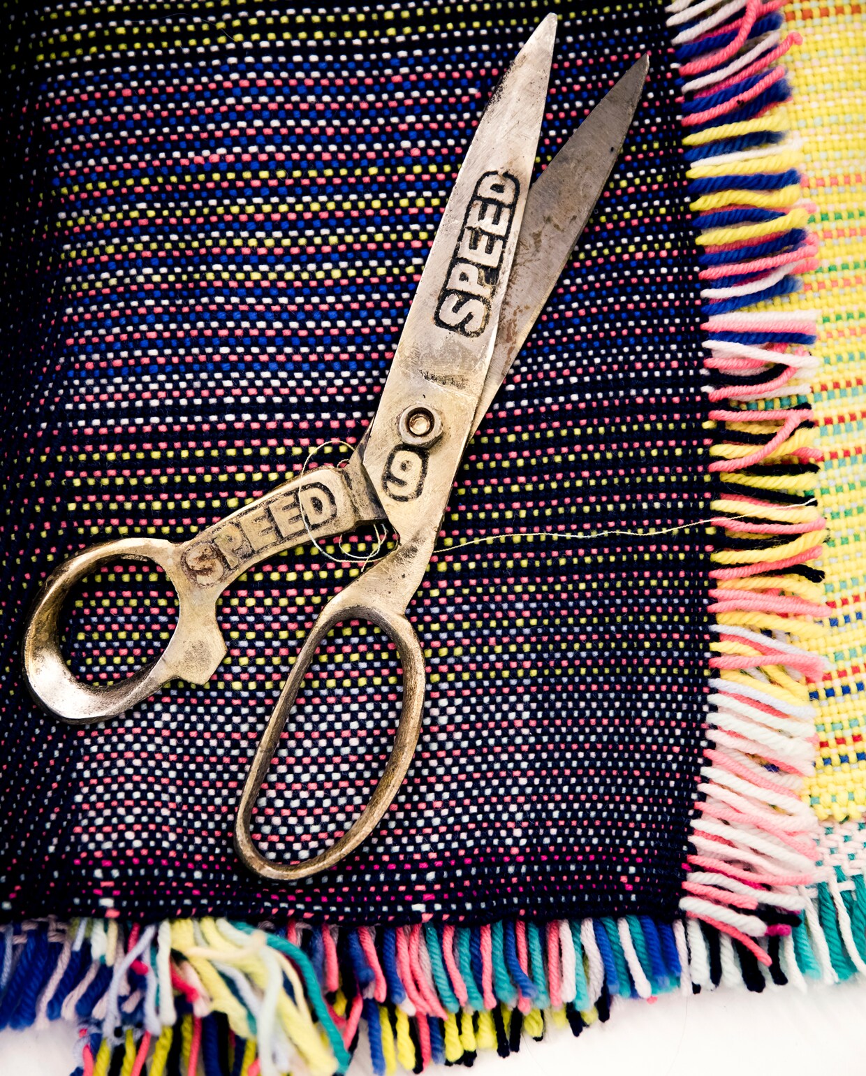 De Vlisco-stoffen worden verkocht in zogeheten ‘pagnes’, als lappen stof van 5,5 bij 1,20 meter. Een pagne kost zo’n zeventig euro, een flink bedrag in landen als Ivoorkust, Ghana, Nigeria, Benin en Congo waardoor er vaak jurken voor speciale gelegenheden als eindexamens en huwelijken van worden gemaakt.