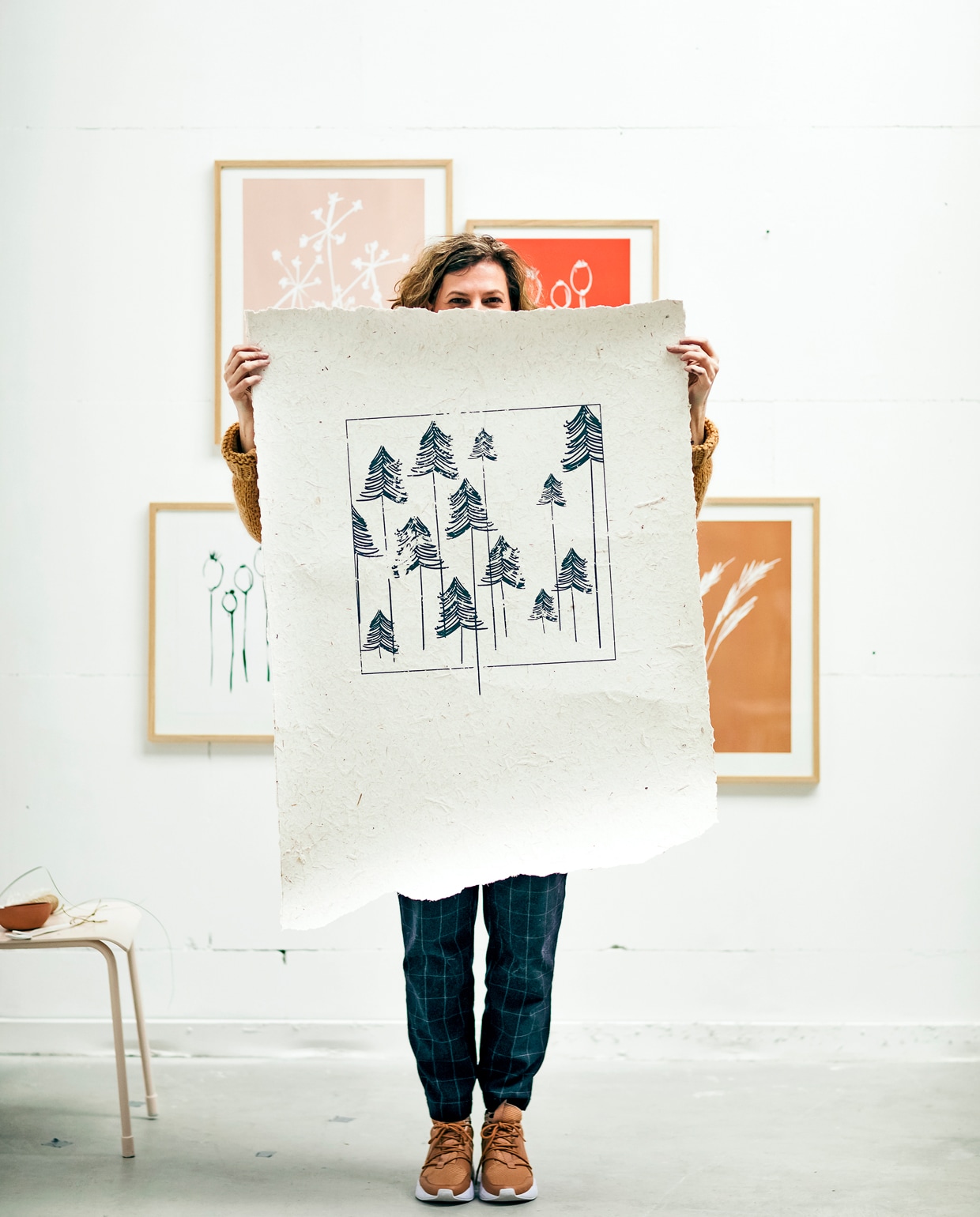 De bomen zijn op het papier gezeefdrukt. De afmeting van de poster wordt bepaald door de lopende band waarop het papier wordt gemaakt. Jessica verstuurt de posters inclusief een zelfgemaakt ophangsysteem: twee knijpers waarop ‘knijp me’ staat en waar ze alvast gaatjes in heeft geboord. Zelf hoef je er alleen nog spijkers doorheen te slaan en de poster hangt.
