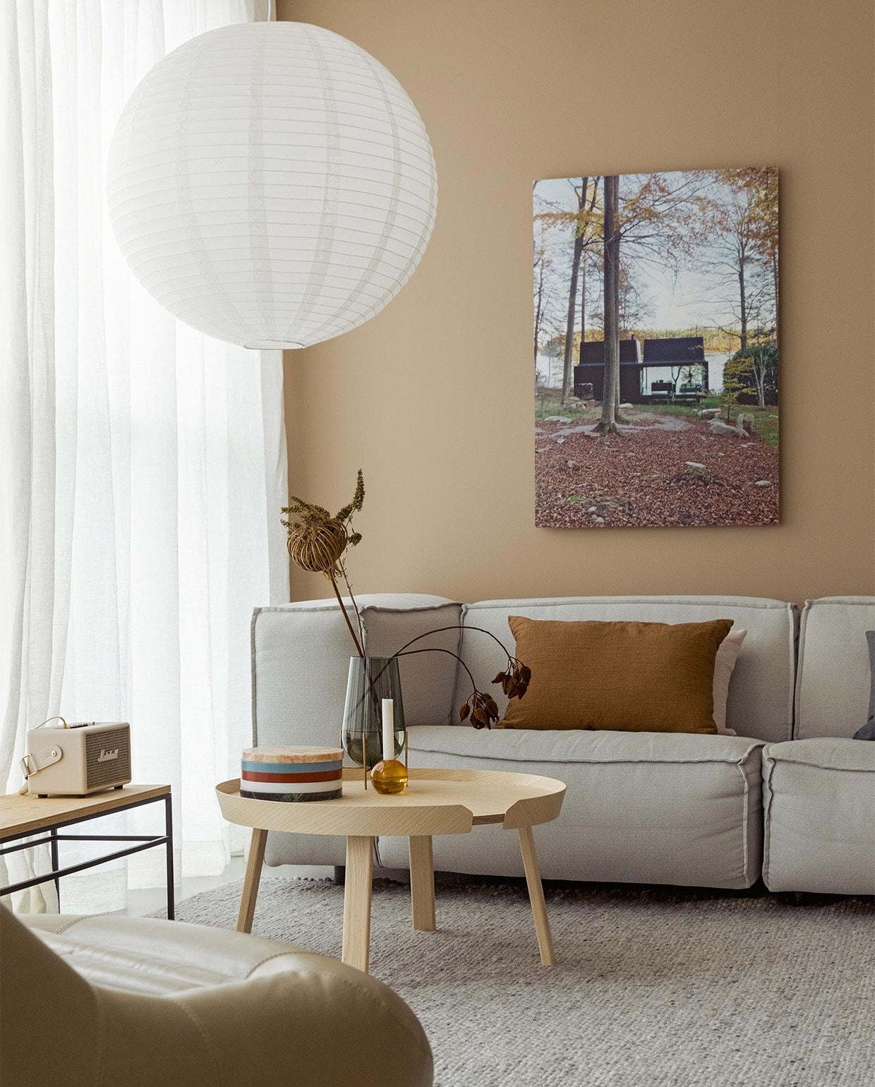 Gordijnen en kussens By Mölle, papieren bollamp Lampionwebshop, fotoprint van hotel Vipp Shelter in Zweden zelfgemaakt, bank Trendhopper, bijzettafel Muuto, foodtrays Five Circles van Muller Van Severen voor Valerie Objects, kaarsenstandaard Fest, Vaas Menu, droogbloemen Bloemetje op Tafel, kleed Karwei, radio Marshall, bijzettafel onbekend, matte muurverf (IG KH M-060) Histor. vtwonen 05-2022 | styling Ilona Jongepier | fotografie Dana van Leeuwen