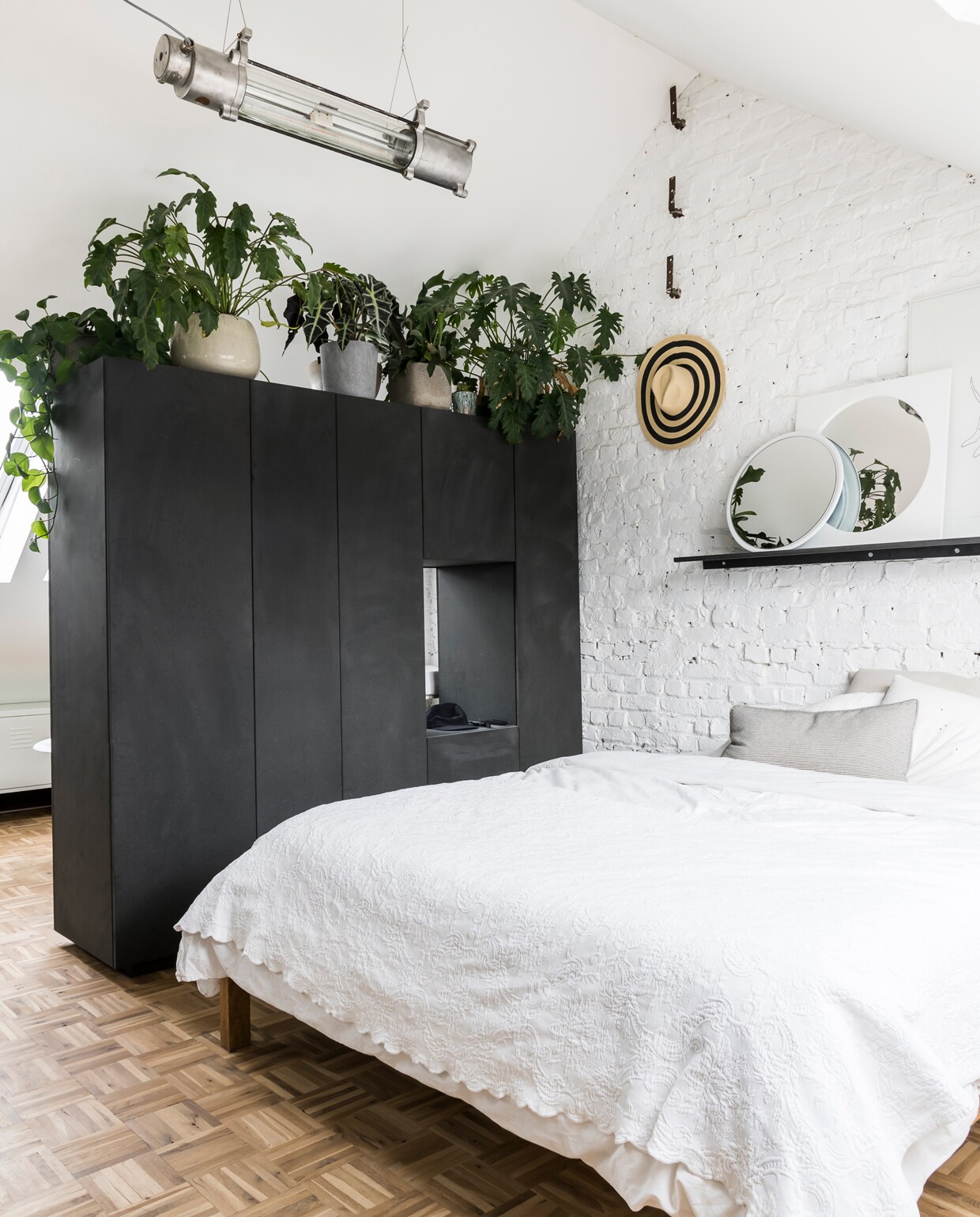 Lamp Faren. Beddengoed Catsandboys. Spiegel brocante vondst. Wandplank Wøti. vtwonen 2-2020 | styling &amp; fotografie Jonah Samyn