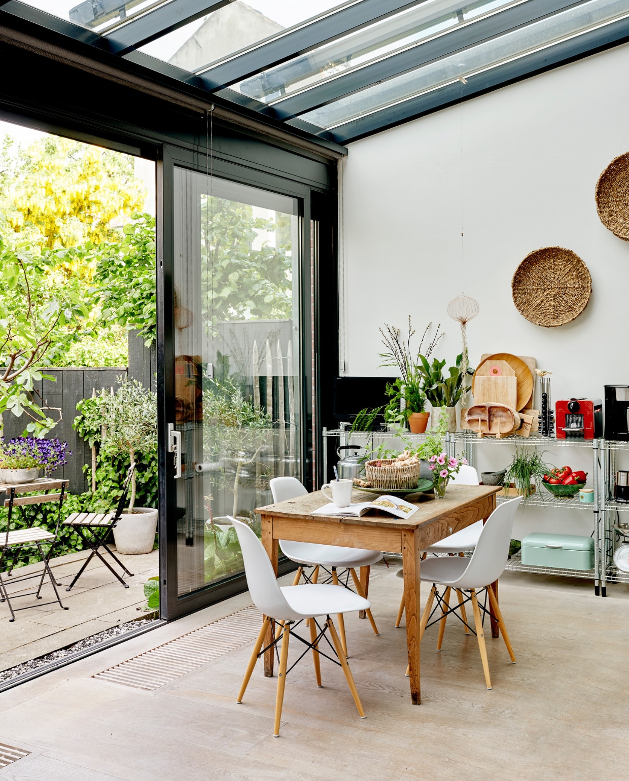 Vintage tafel van Ivonne Old Furniture Antwerpen. Stoelen van Vitra. Metalen stellingkasten van Ikea. Manden Atelier 8 Haarlem. Het tuinmeubilair werd overgenomen van de vorige bewoners. vtwonen 04-2020 | styling Wilma Custers | fotografie Renee Frinking | productie Features &amp; More