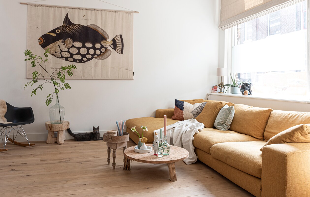 Visdecoratie Naturalis Unlimited. Stoel Vitra. Vaas Sissy-Boy. Krukje Urban Nature Culture. Marokkaans tafeltje uit winkel die niet meer bestaat. Tafel gemaakt door Arthur, beplakt met kurk. Beeldje Lammers en Lammers. Flesjes gevuld met water en eucalyptus. Bank van Verzelloni, opnieuw bekleed door Hebbe &amp; Houwe. Kussens HK Living. Plaid Klippan. Lamp cadeau gekregen. Pot Dille &amp; Kamille. Olifanten van kinds af aan in bezit van Arthur. Raambekleding Springers Vloer De Houtfabriek.