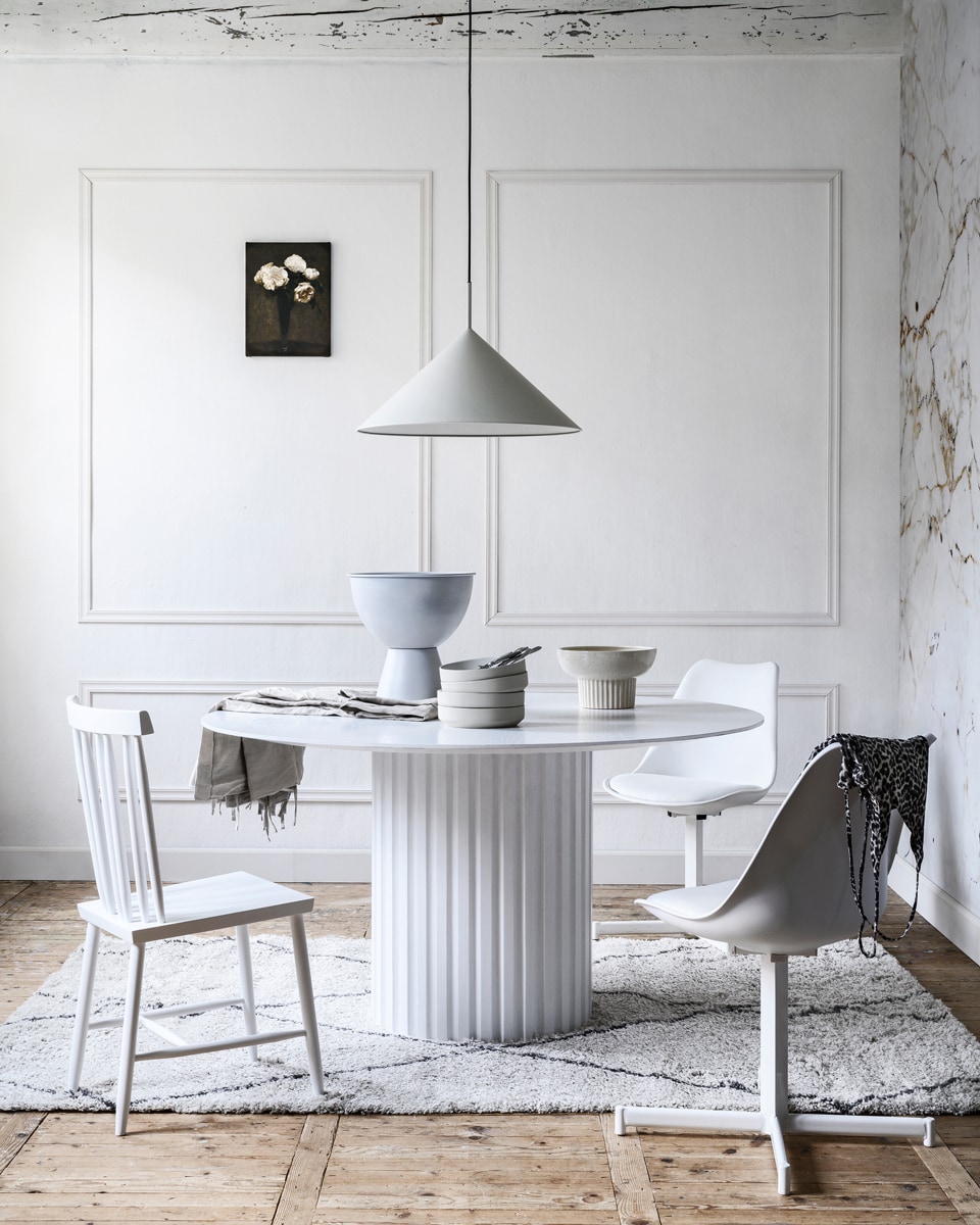 Latten decorlijst mdf, lengte 260 cm per stuk vanaf € 5,50 (karwei.nl). Fotobehang Milano met marmerprint, 300×300 cm per rol € 149,- (karwei.nl). Vloerkleed Tango, 180×220 cm € 180,-, schilderij op canvas Rozen in een vaas van Henri Fantin-Latour, 30×40 cm € 52,- (werkaandemuur.nl). Tafel Pillar, 75×140 cm, € 895,-, hanglamp Triangle Ø 60 cm € 239,-, metalen bloempot in Rustic wit, 46×45 cm (hxØ) € 49,95 (hkliving.nl). Witte stoelen Flow van vtwonen, 84x56x48 cm (hxbxd) per stuk € 113,50, stoel Family no.4 van Design House Stockholm € 215,- (vtwonen.nl). Witte kom Indi met spikkelglazuur € 35,- (made.com). Kommen Hantverk per stuk € 12,95 (ikea.nl). Wit linnen tafellaken Gullmaj, 145×240 cm € 24,95 (ikea.nl). Topje (10dayslifestyle.nl). vtwonen 03-2020 | Styling Marianne Luning | Fotografie Stan Koolen | Assistentie Niels Kist en Roos van Bruggen